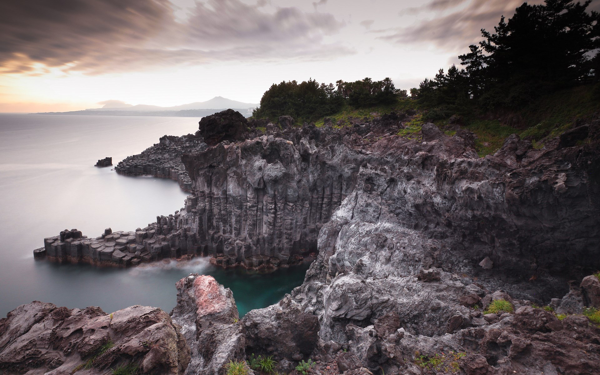Hexagonal Basalt Columns on a Rocky Coastline HD Wallpaper