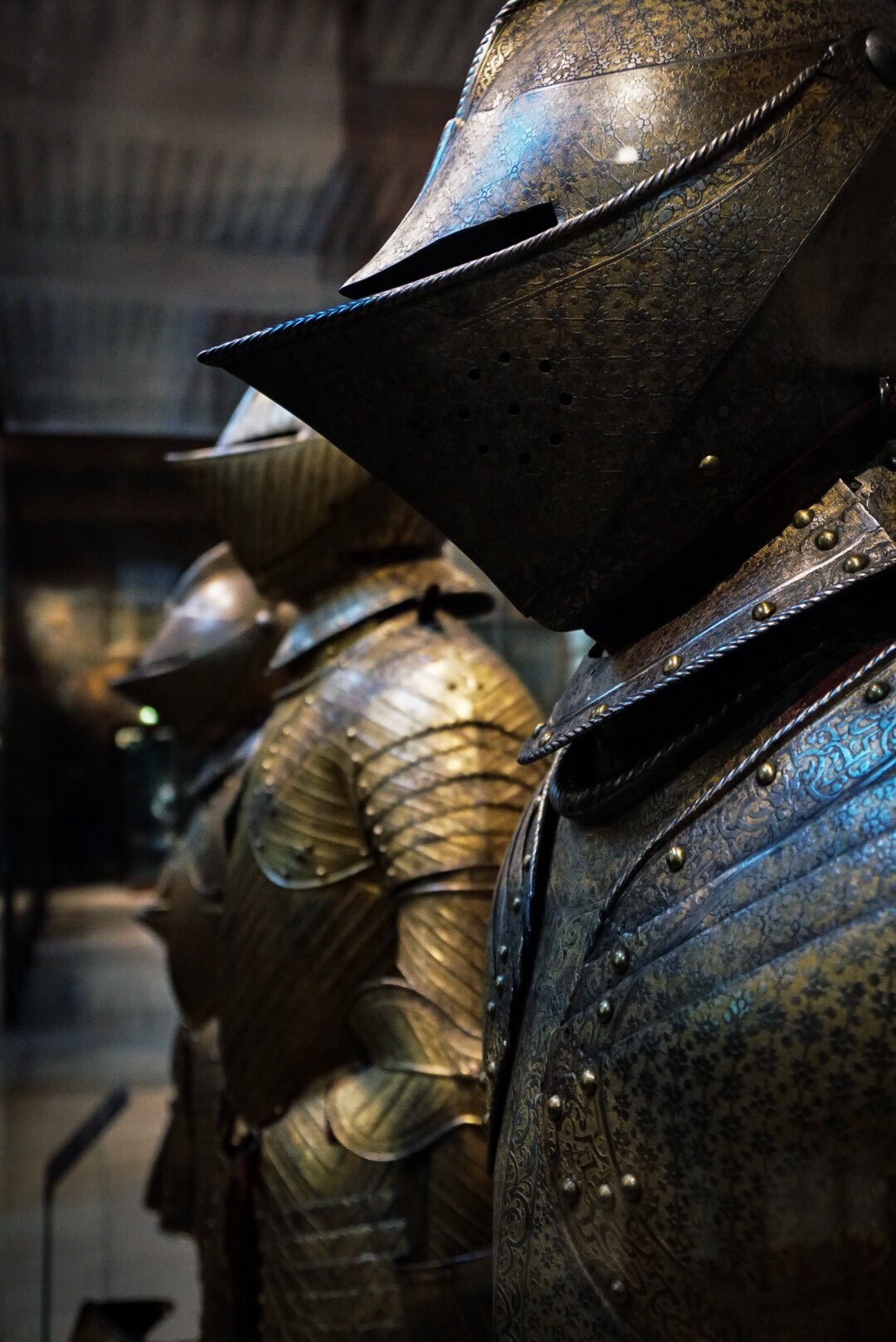 Suit of armor in a museum HD Phone Wallpaper
