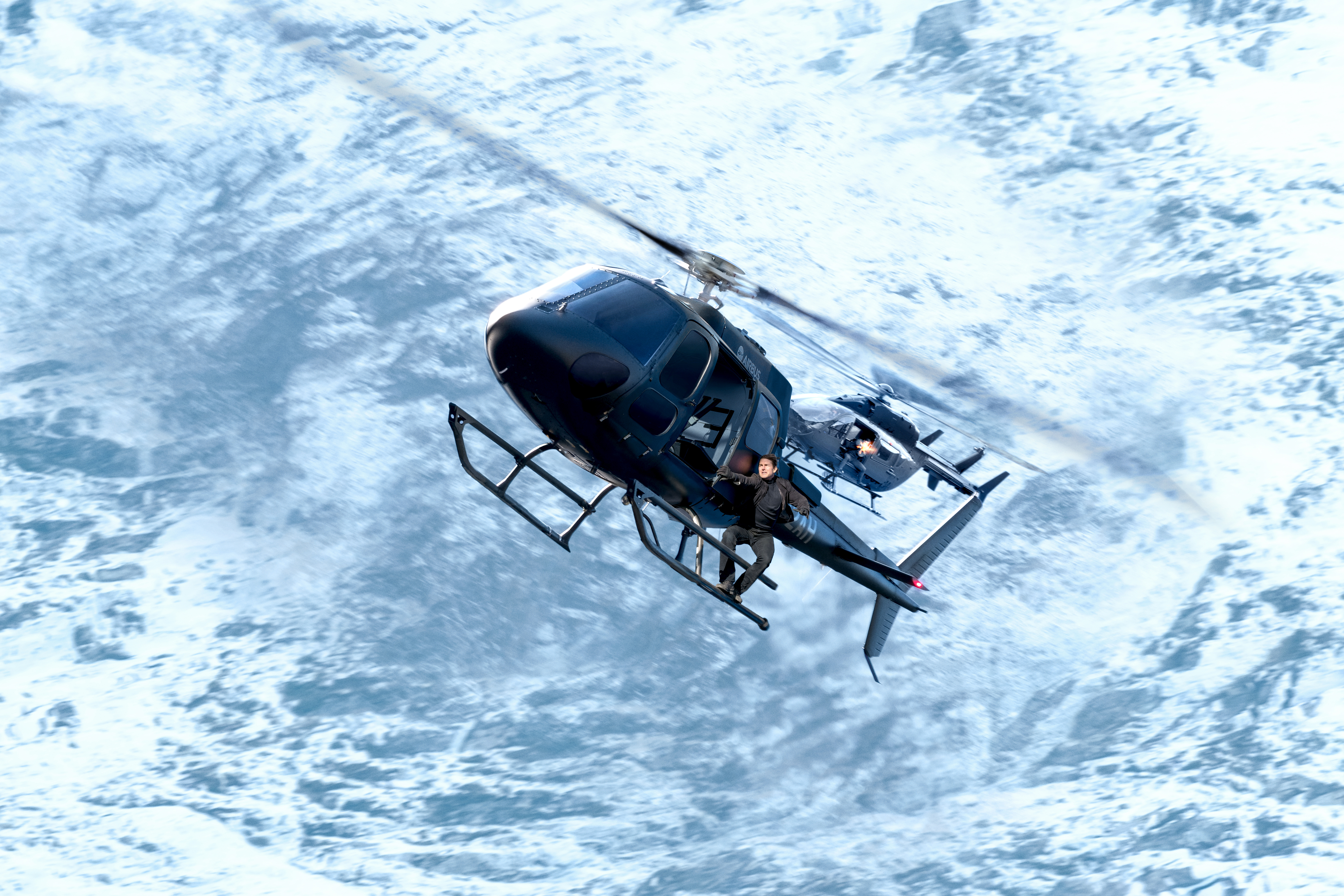 Tom Cruise in Mission: Impossible - Fallout Helicopter Scene HD Wallpaper