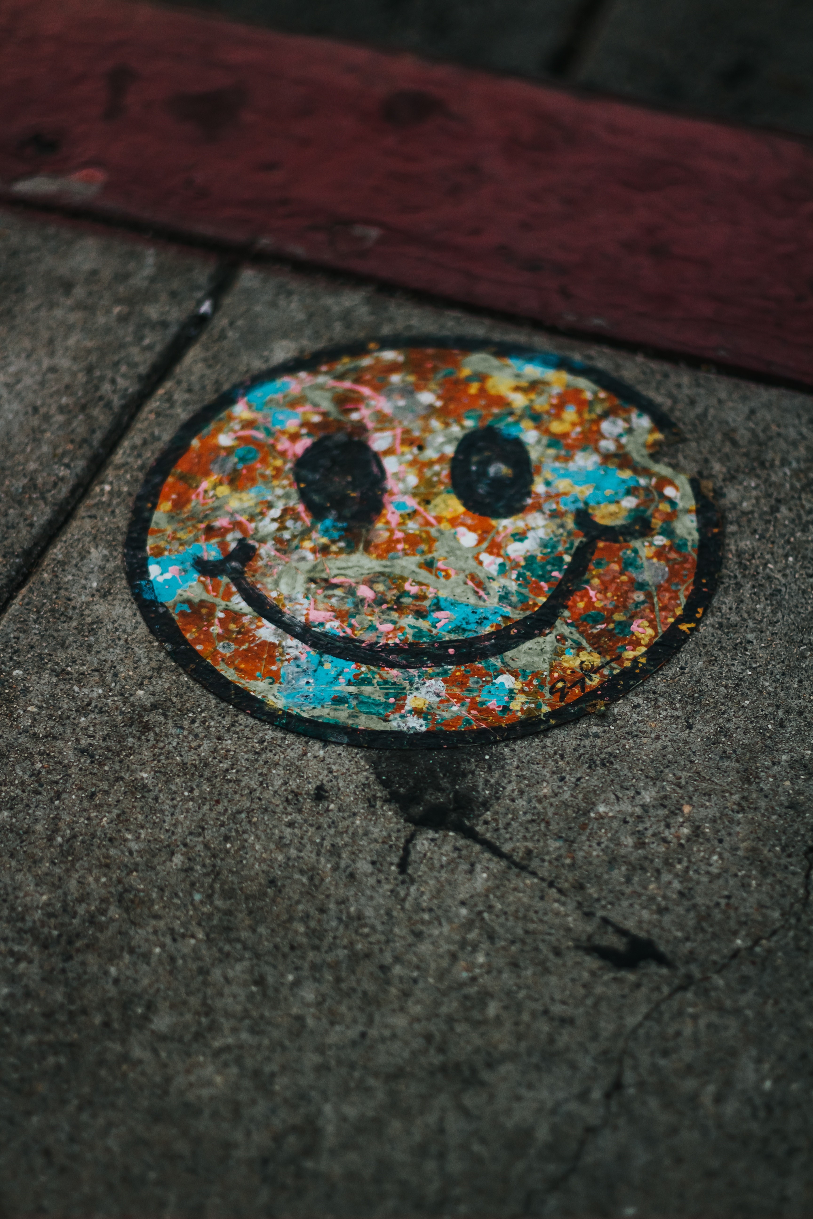 Graffiti smiley face on concrete sidewalk HD Phone Wallpaper