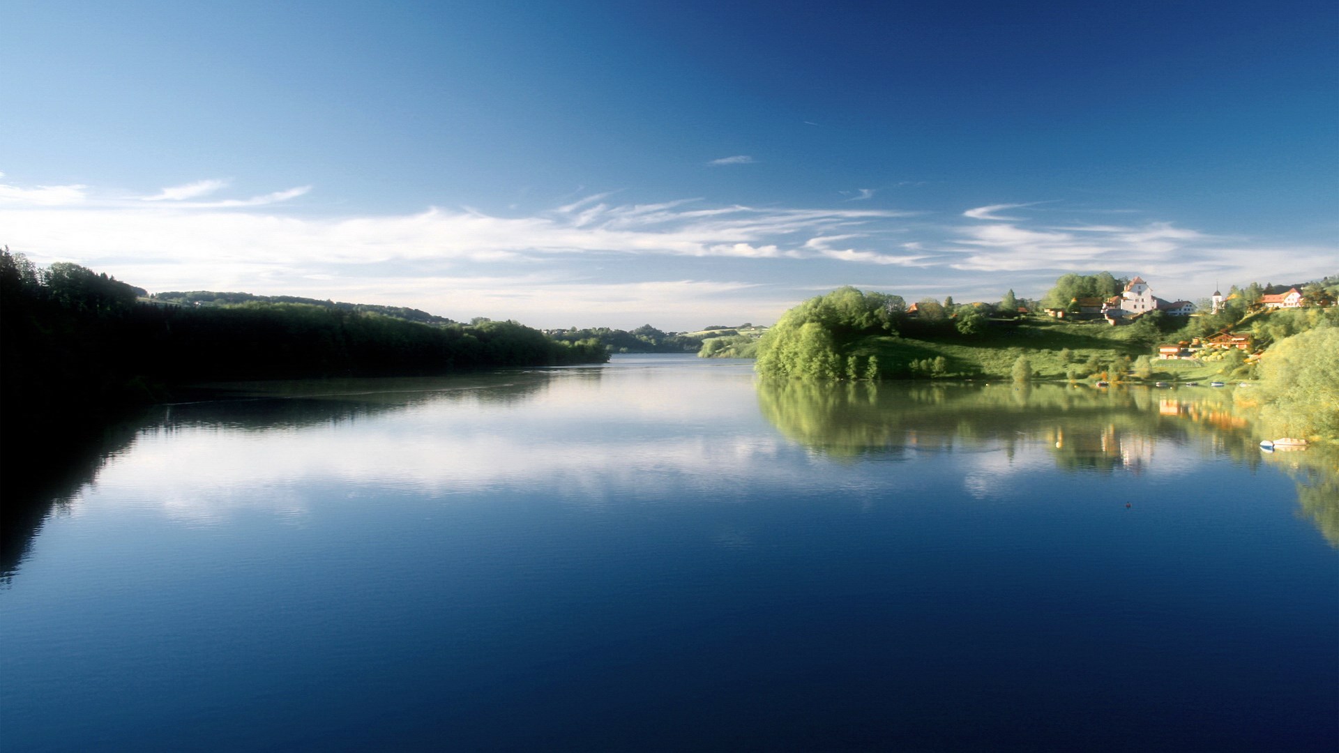 Lake with green hills and houses HD Wallpaper