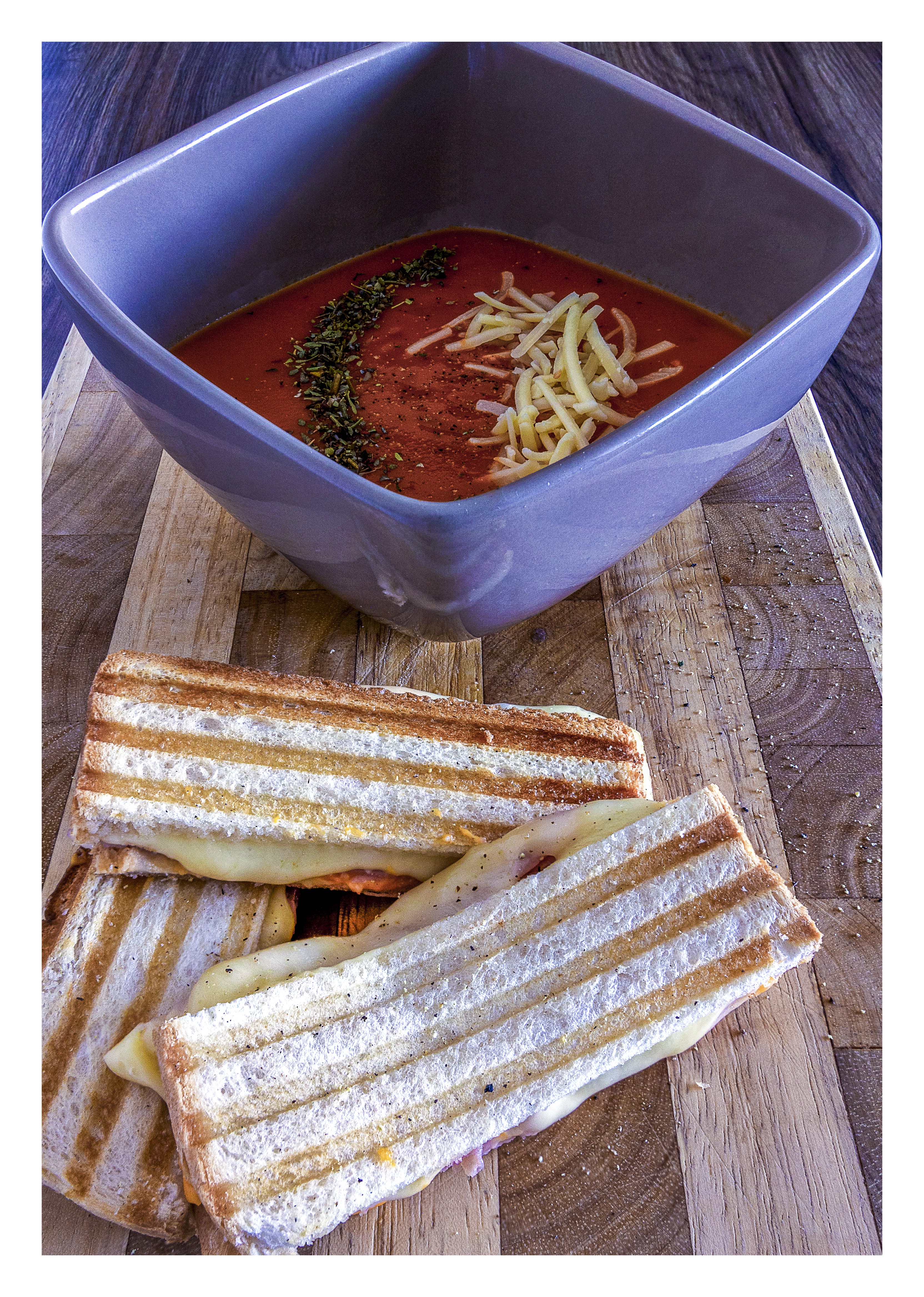 Tomato soup with grilled cheese sandwiches HD Phone Wallpaper