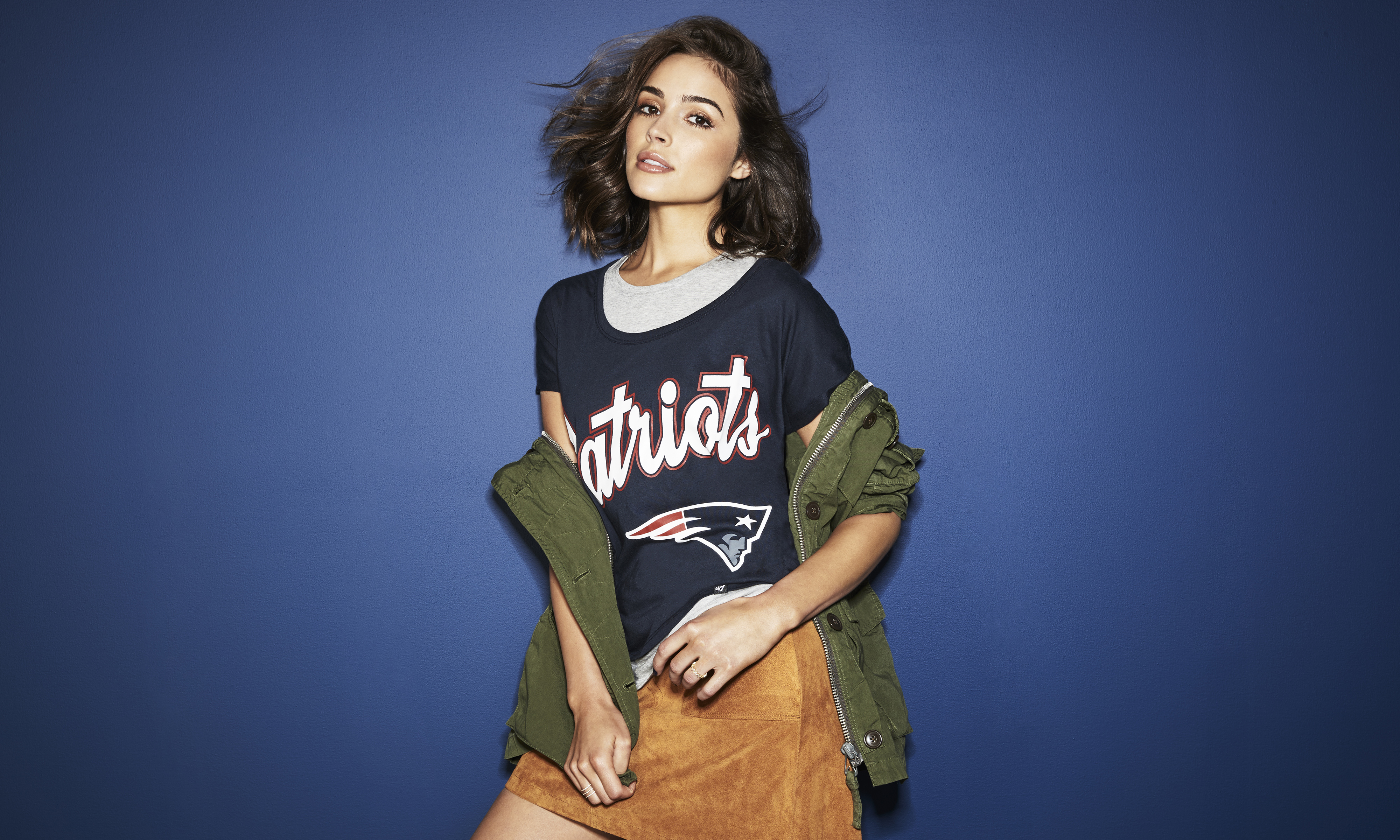 Olivia Culpo wearing a New England Patriots t-shirt HD Wallpaper
