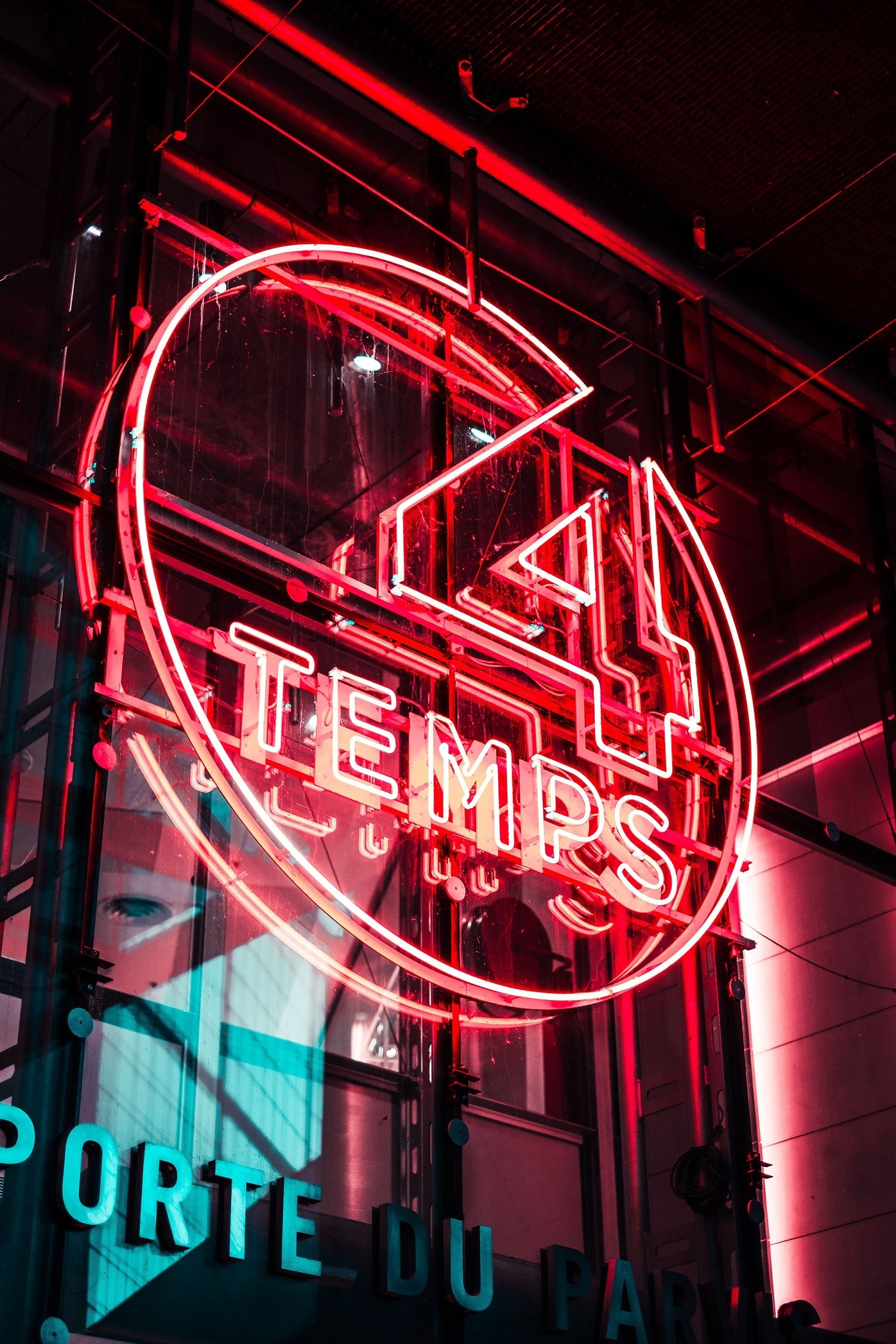 Neon sign for "Le Temps" and "Porte du Paris" HD Phone Wallpaper