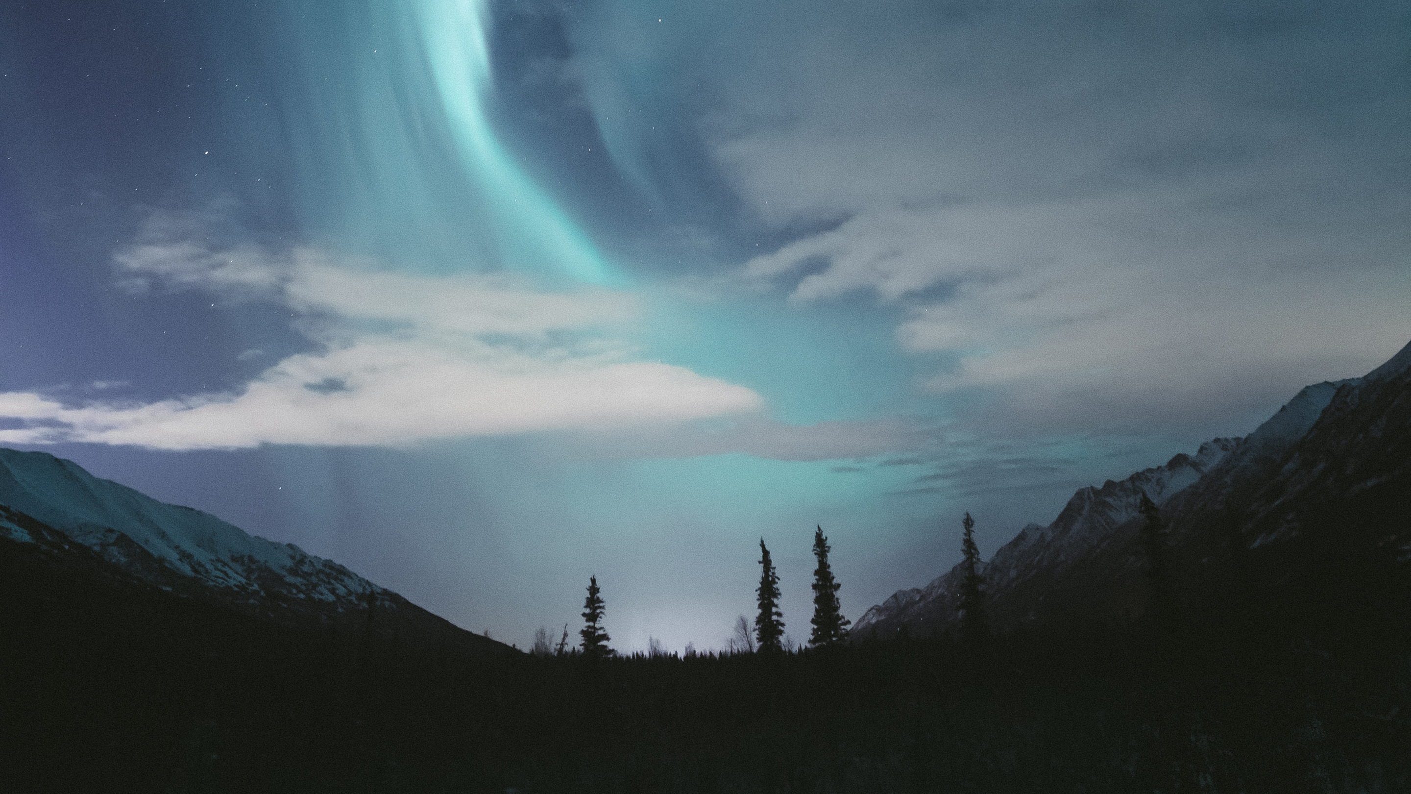 Aurora Borealis over Alaskan Mountains at Night HD Wallpaper