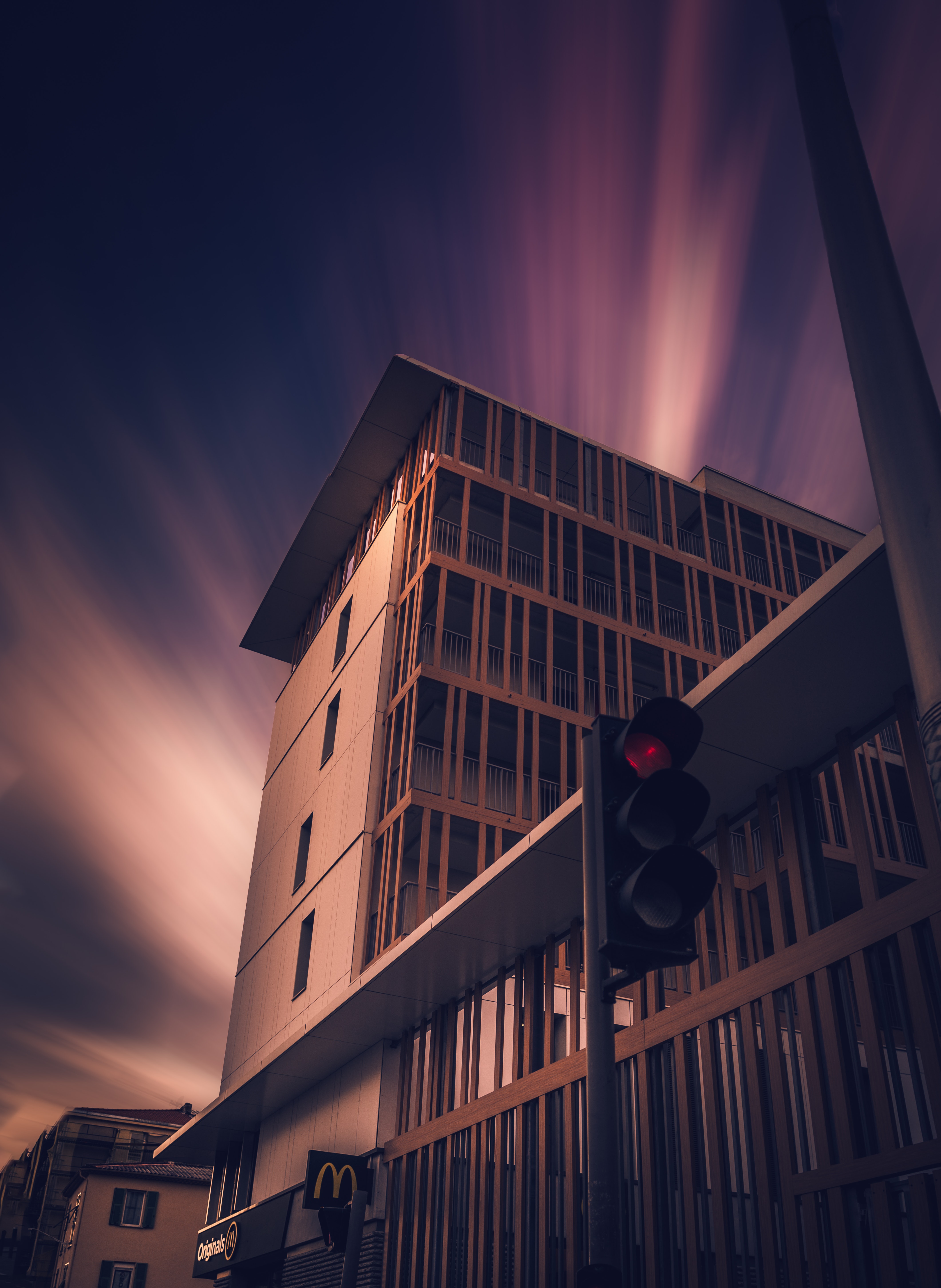 Building with traffic lights at dusk HD Wallpaper