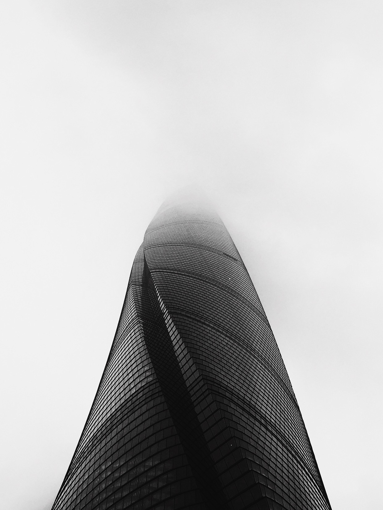 Monochrome skyscraper disappearing into mist HD Phone Wallpaper
