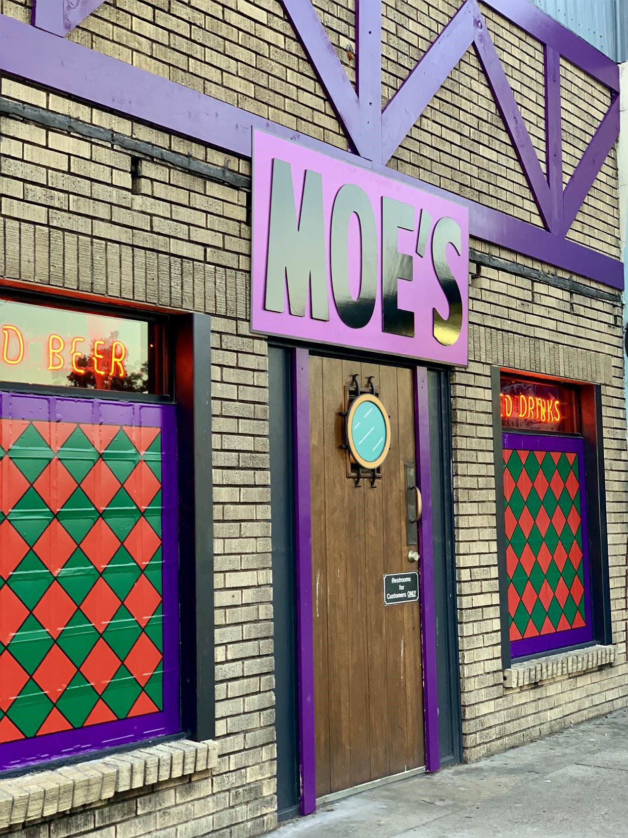 Moe's Bar entrance with neon signs HD Phone Wallpaper
