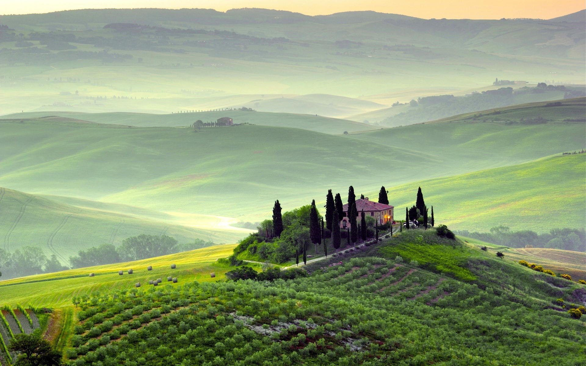Tuscan landscape with a villa and rolling hills HD Wallpaper