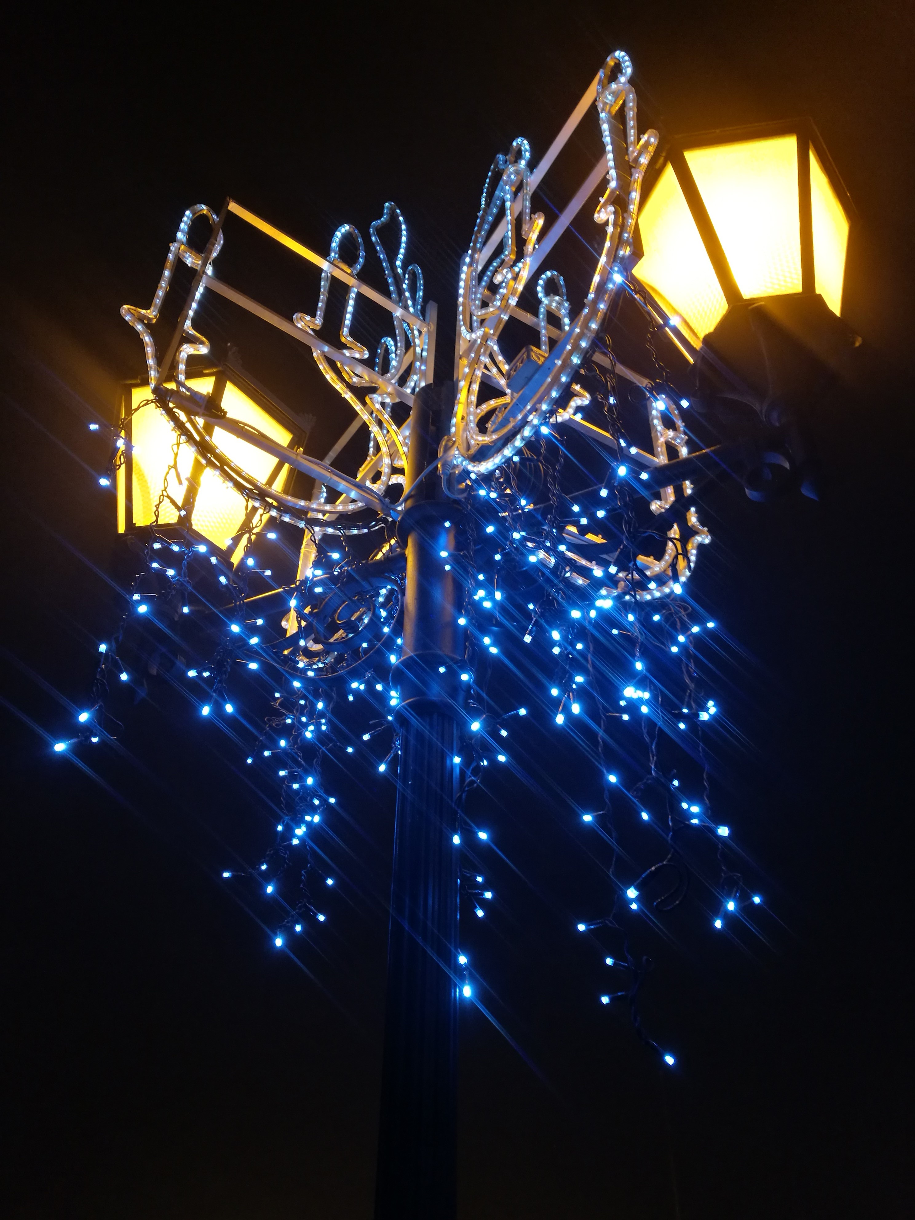 Street lamp decorated with blue and white lights HD Phone Wallpaper