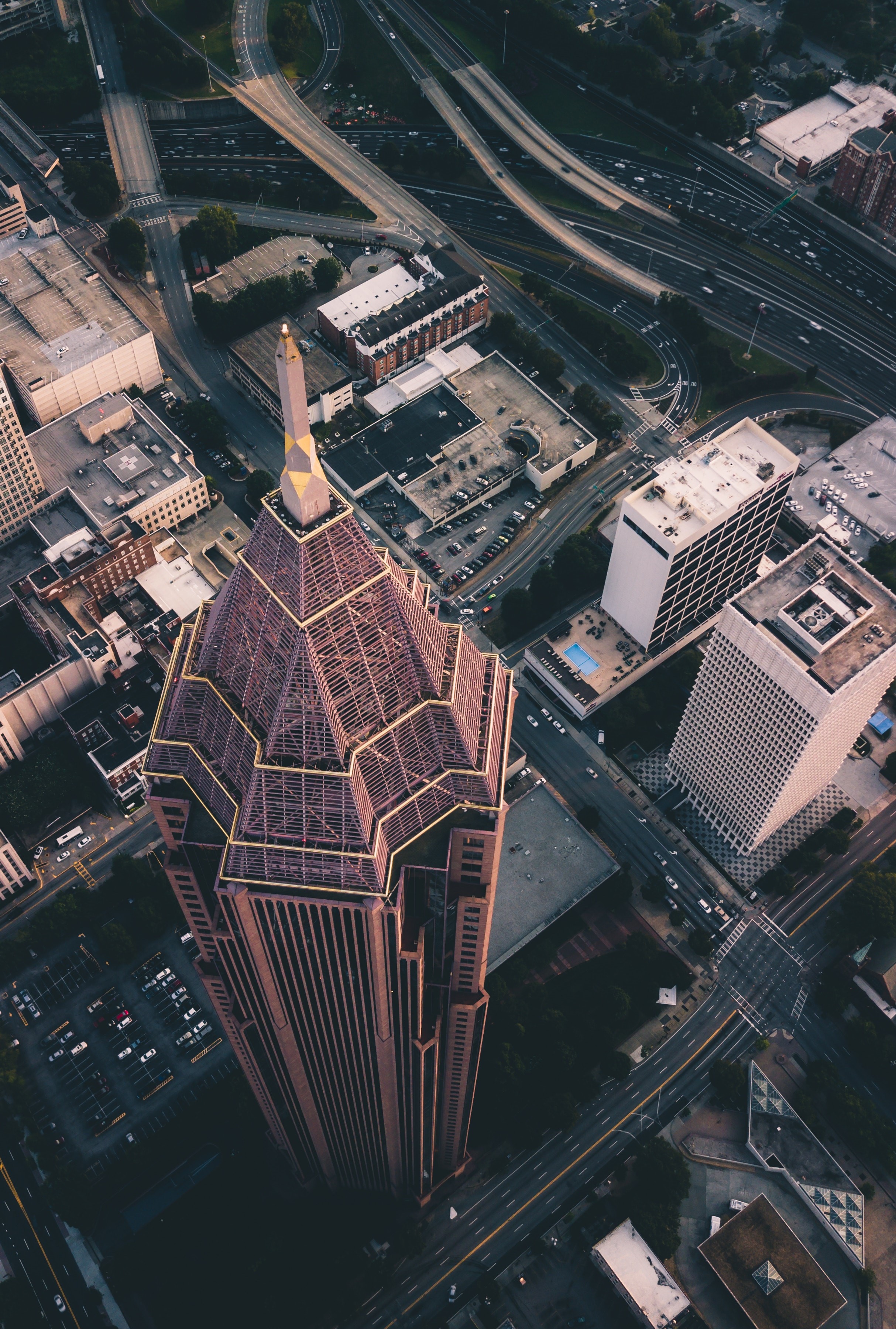 Aerial view of a skyscraper and city streets HD Phone Wallpaper