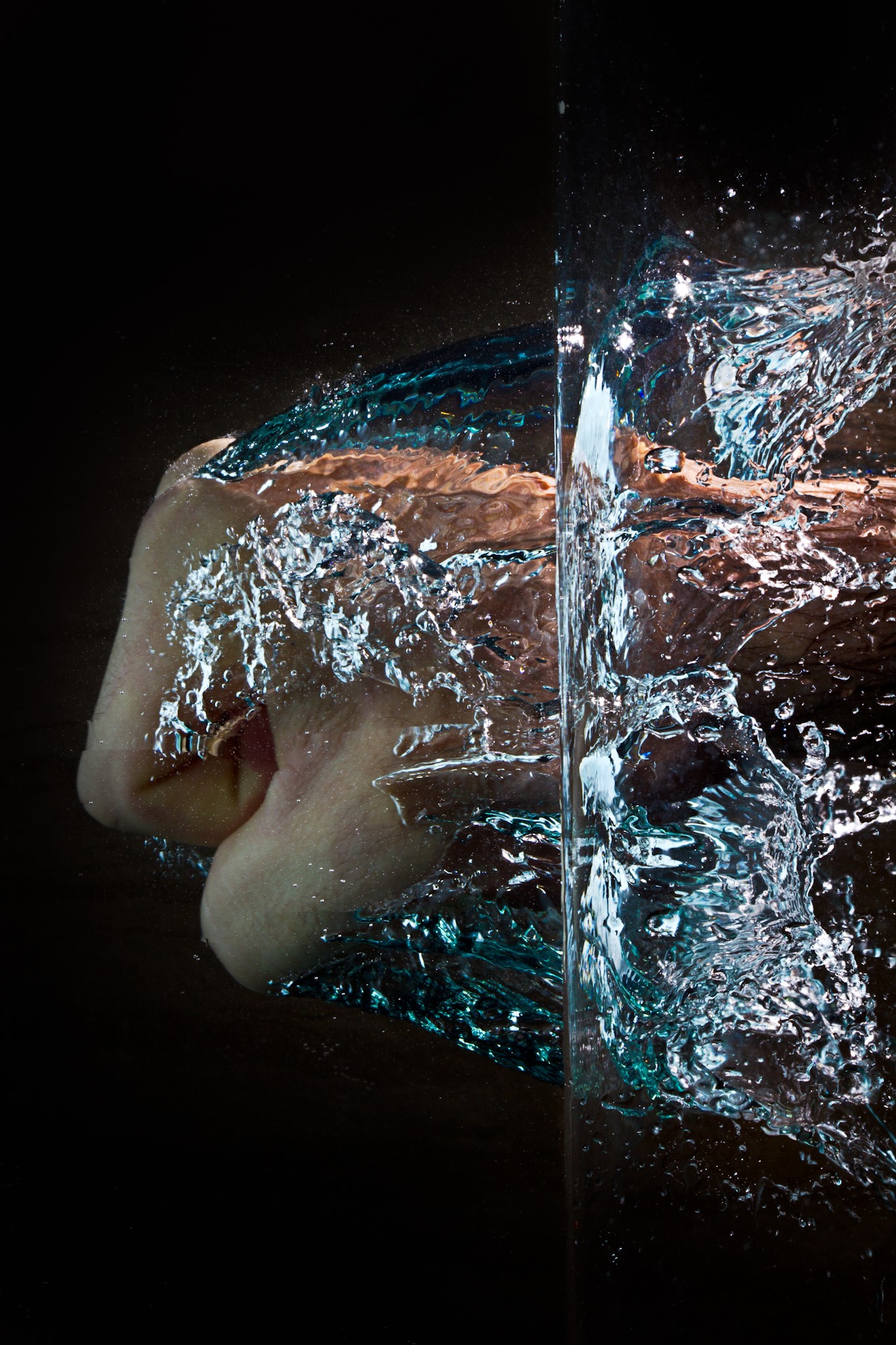 Fist punching through water HD Phone Wallpaper