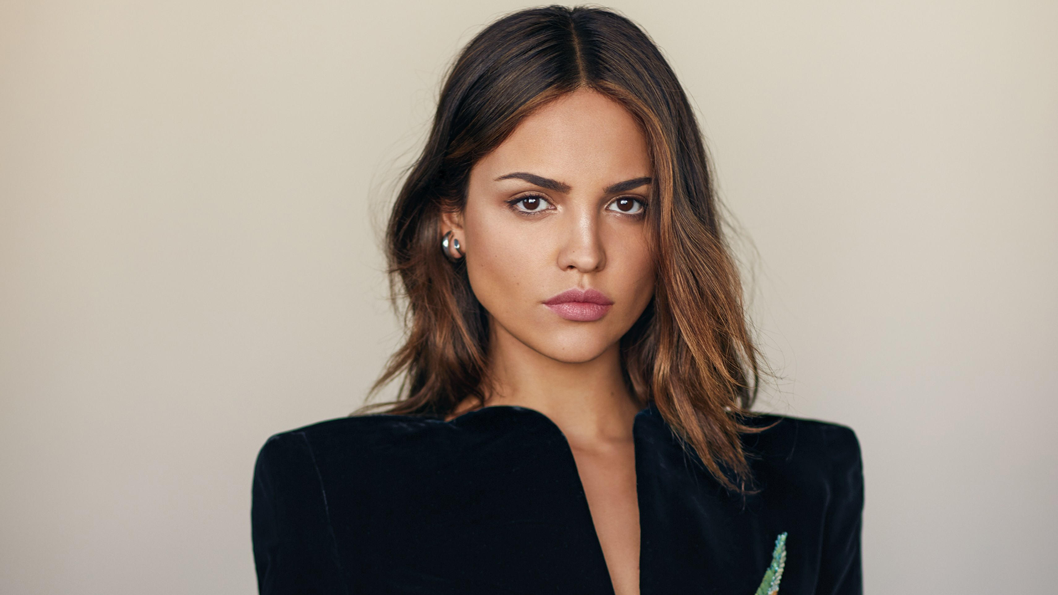 Eiza González HD Wallpaper