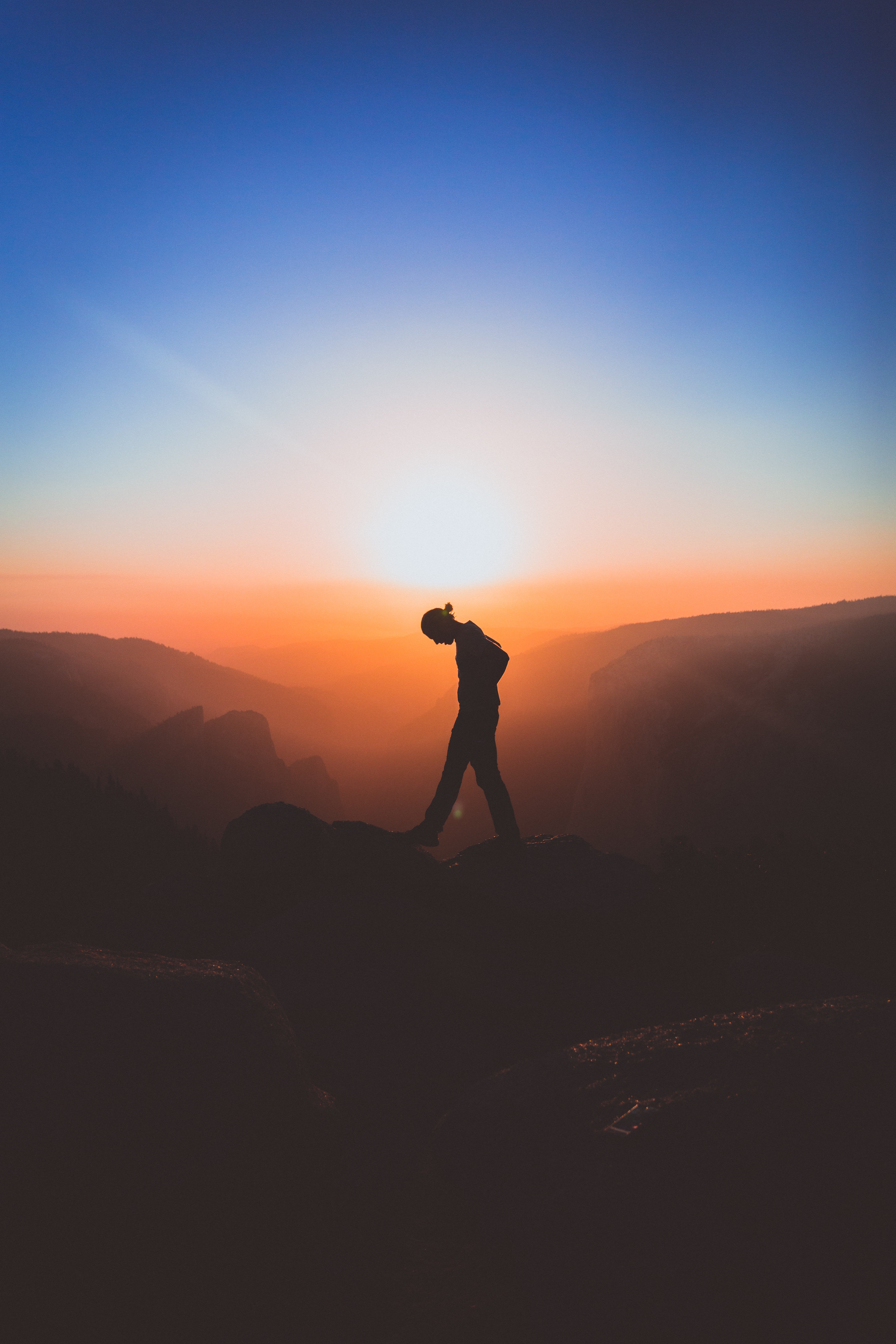 Silhouette of a man walking at sunset in Yosemite Valley HD Wallpaper