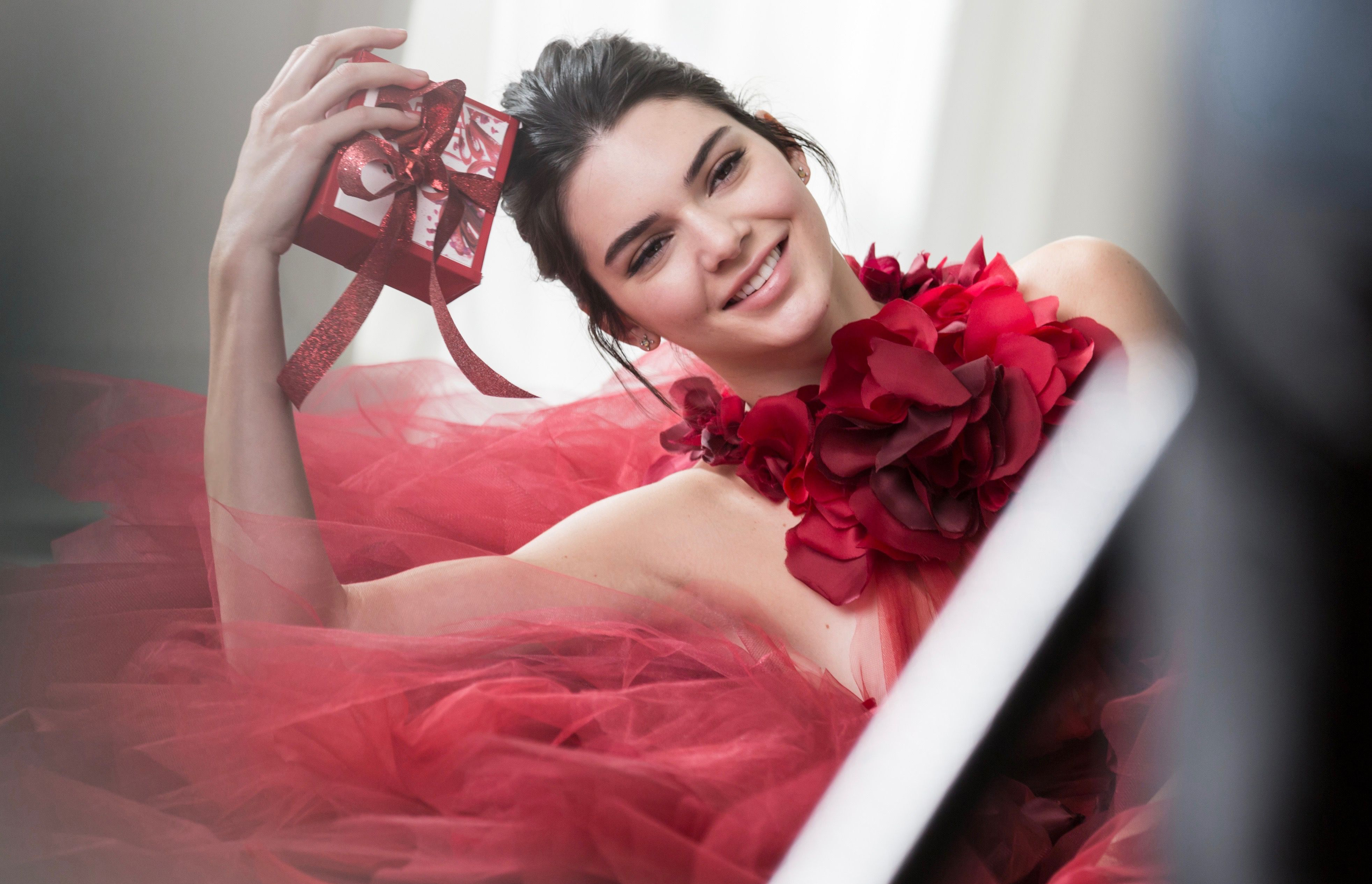 Kendall Jenner with a gift box HD Wallpaper