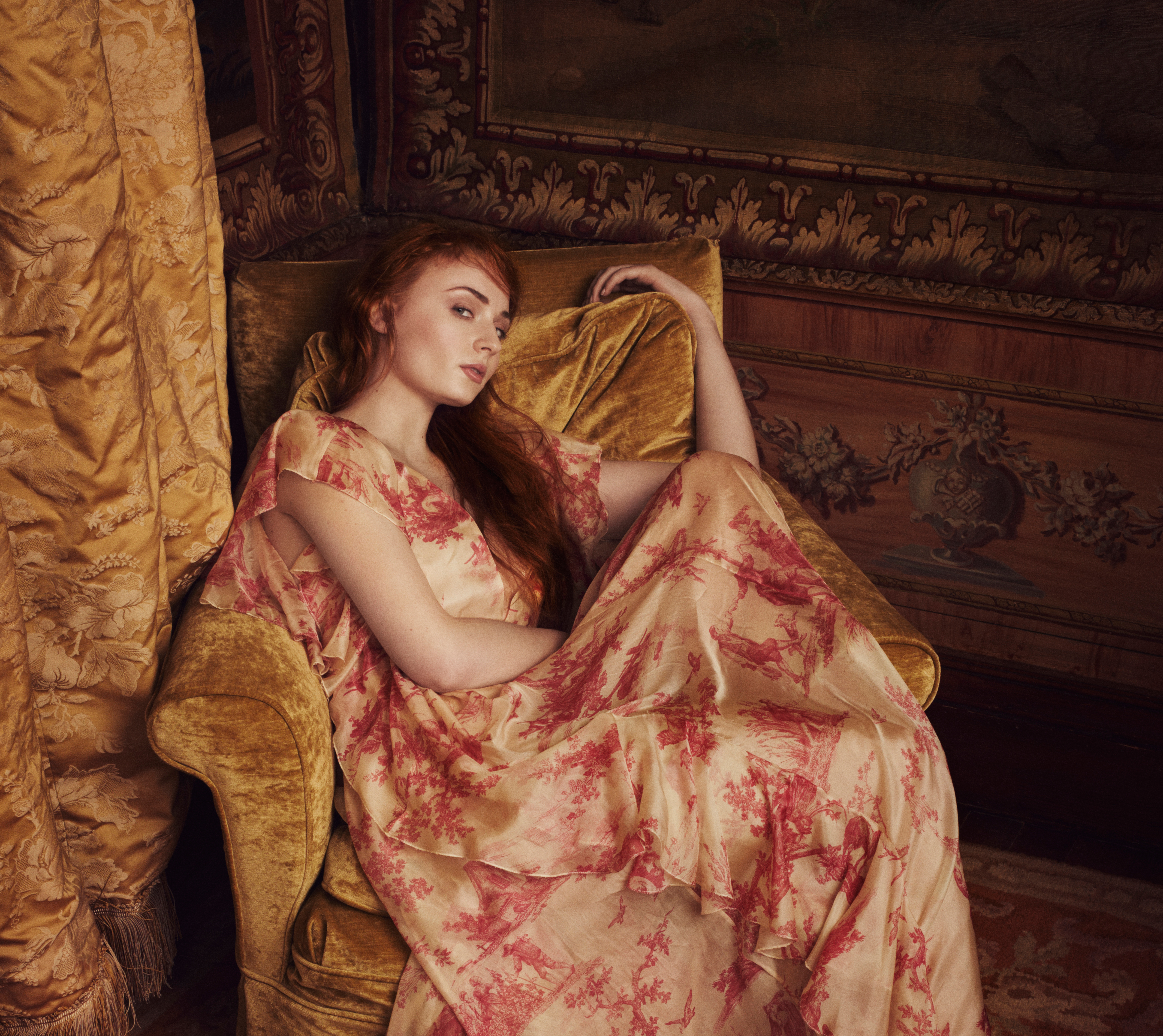 Sophie Turner in a patterned dress HD Wallpaper