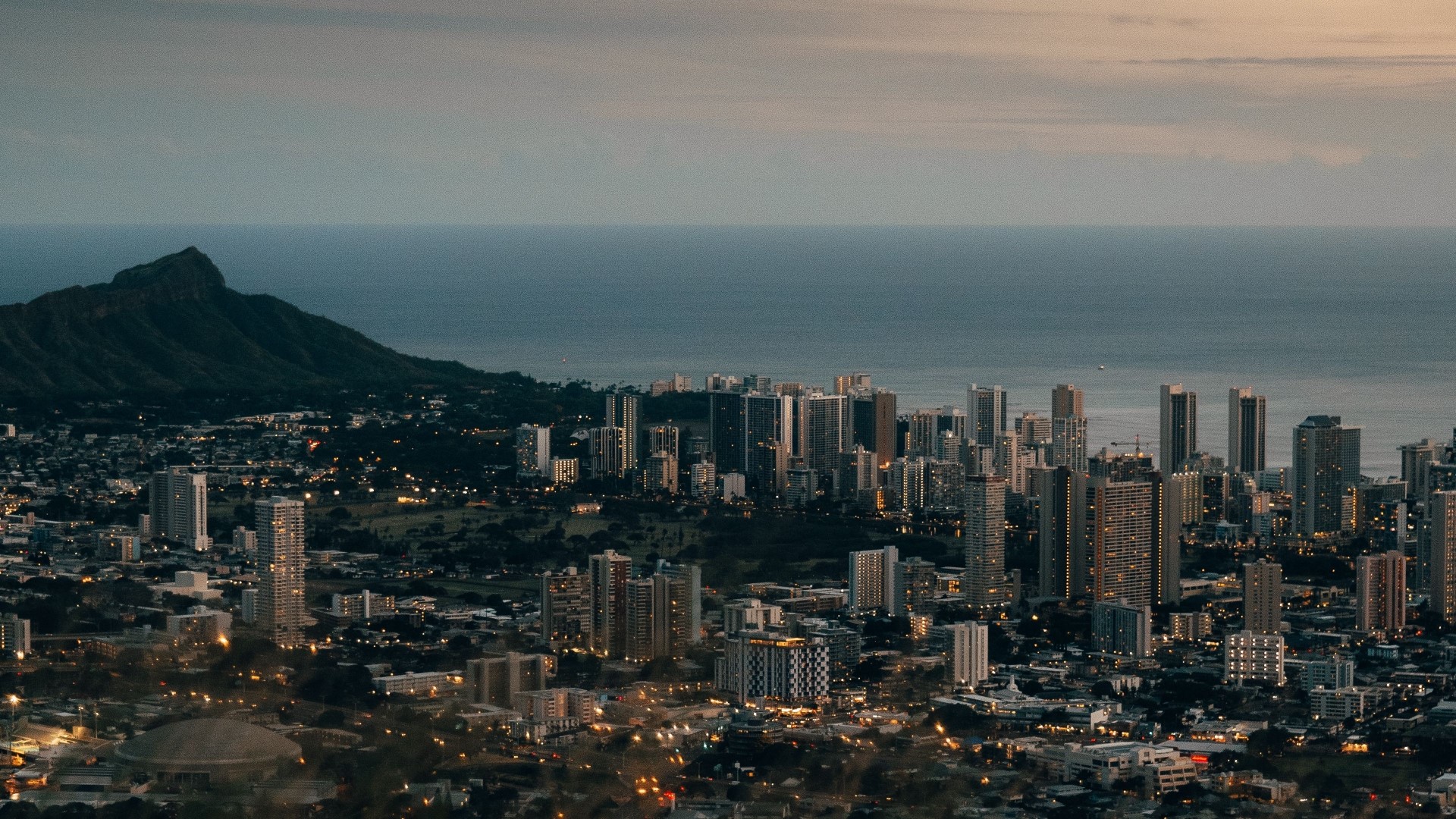 Urban landscape with Diamond Head and ocean HD Wallpaper