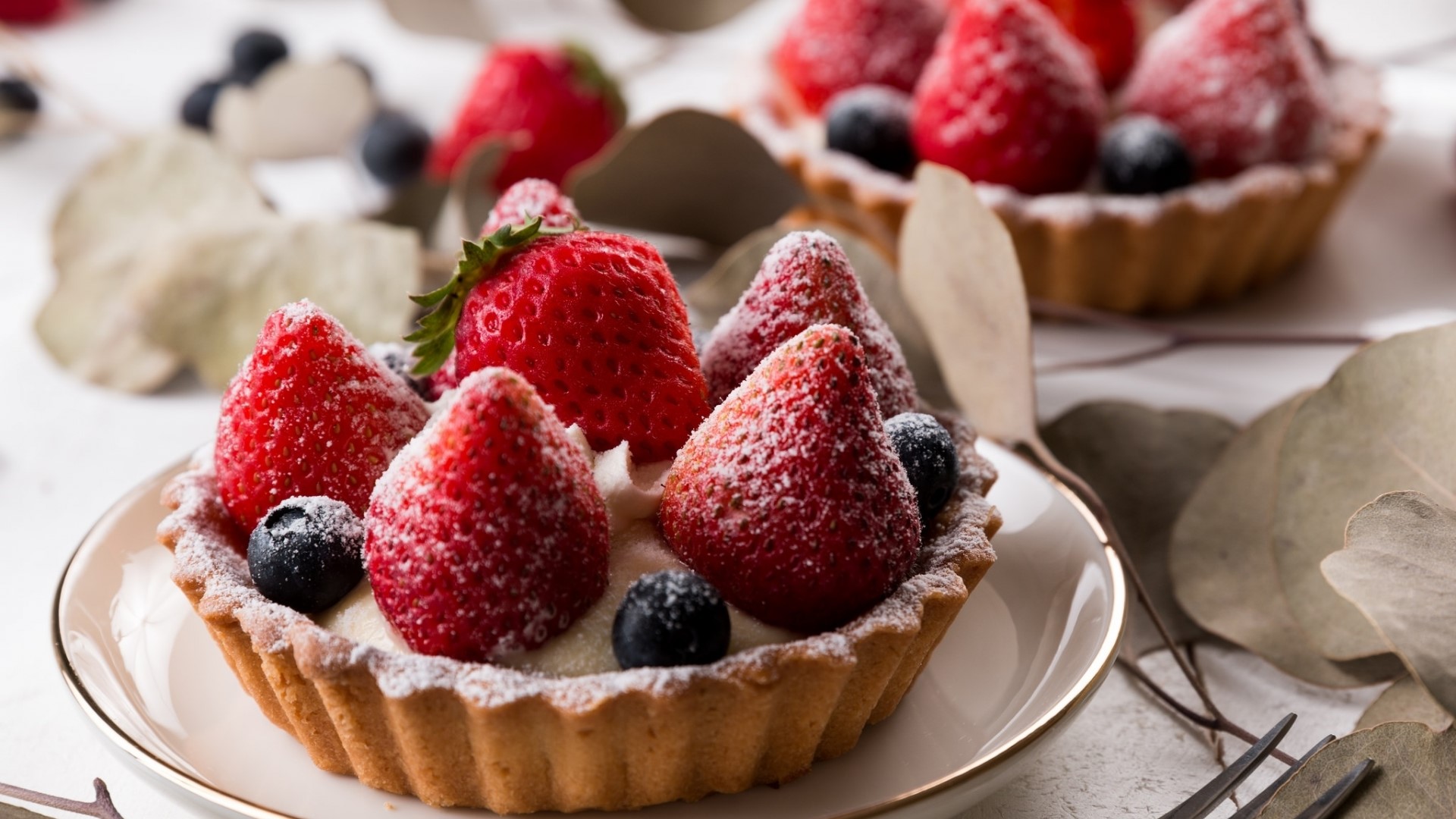 Strawberry and Blueberry Tarts with Powdered Sugar HD Wallpaper