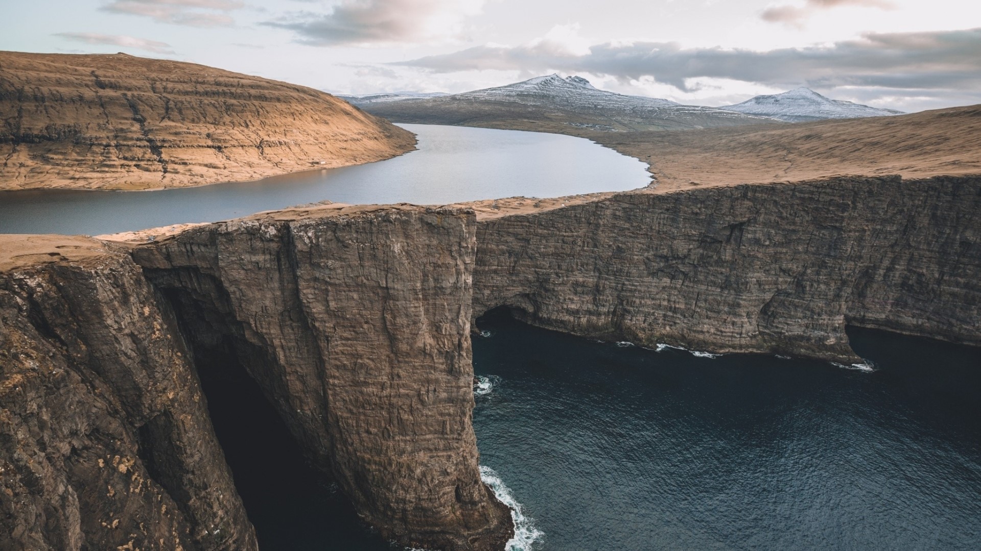 Lake above cliffs and ocean HD Wallpaper