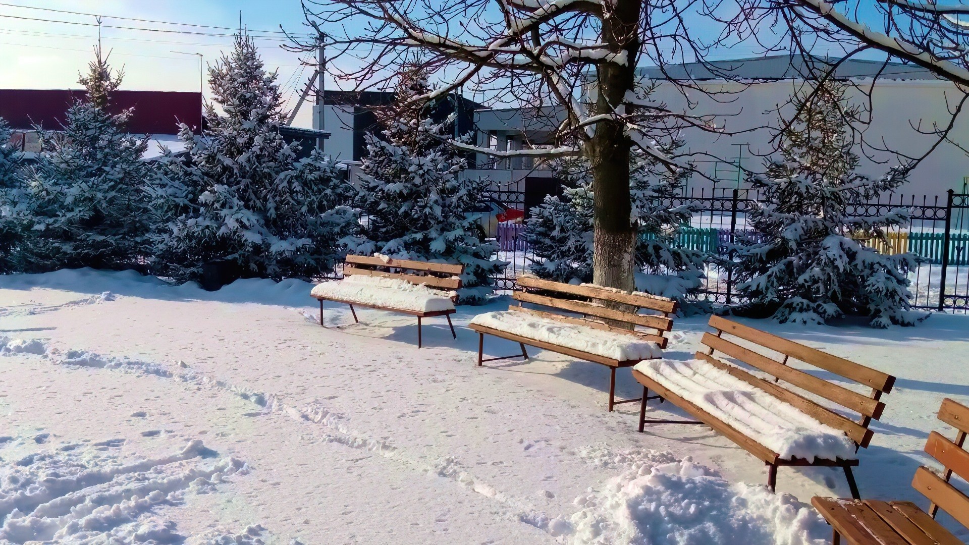 Park benches covered in snow HD Wallpaper