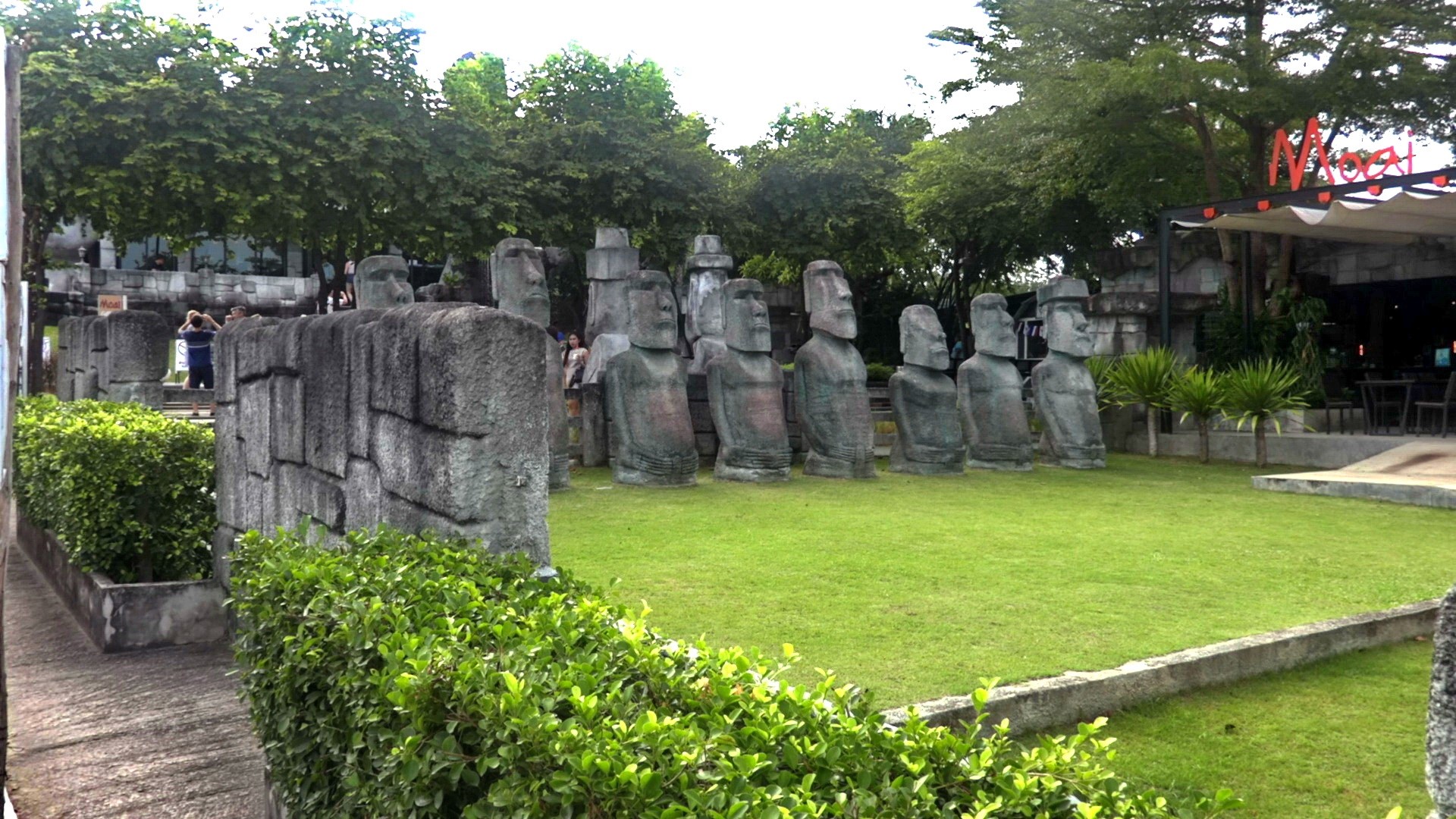 Moai statues in front of a cafe HD Wallpaper