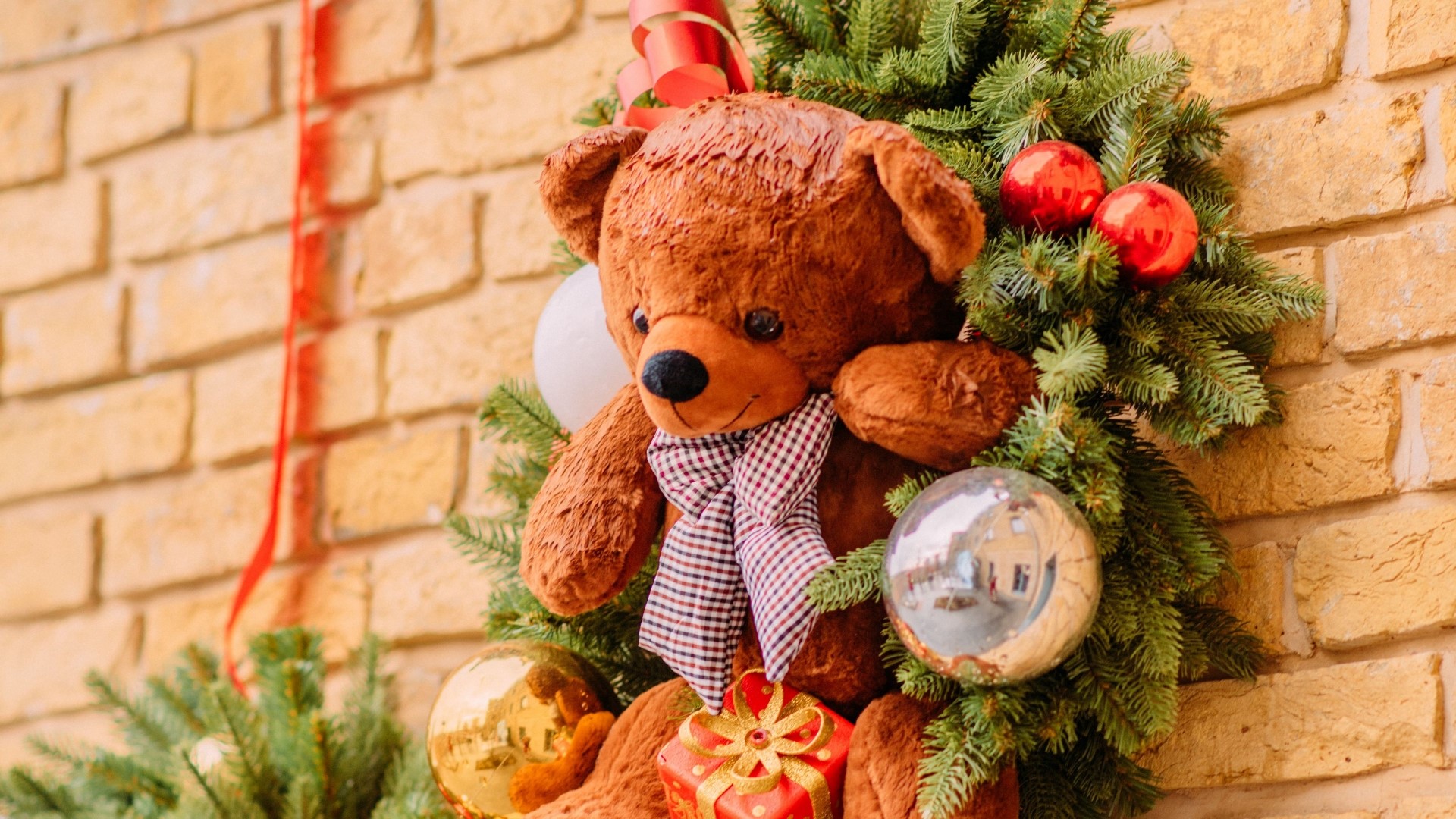 Teddy bear with Christmas decorations HD Wallpaper