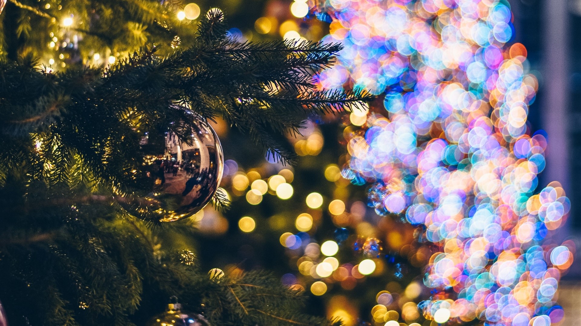 Christmas tree with ornaments and bokeh lights HD Wallpaper