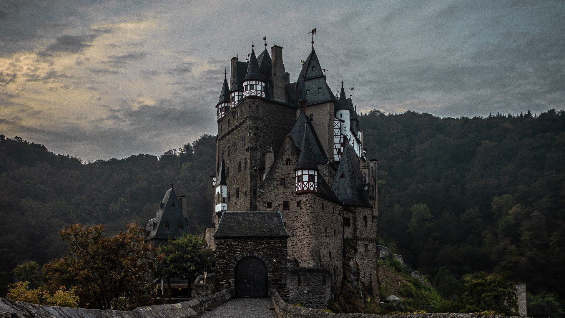 Eltz Castle in Germany HD Wallpaper