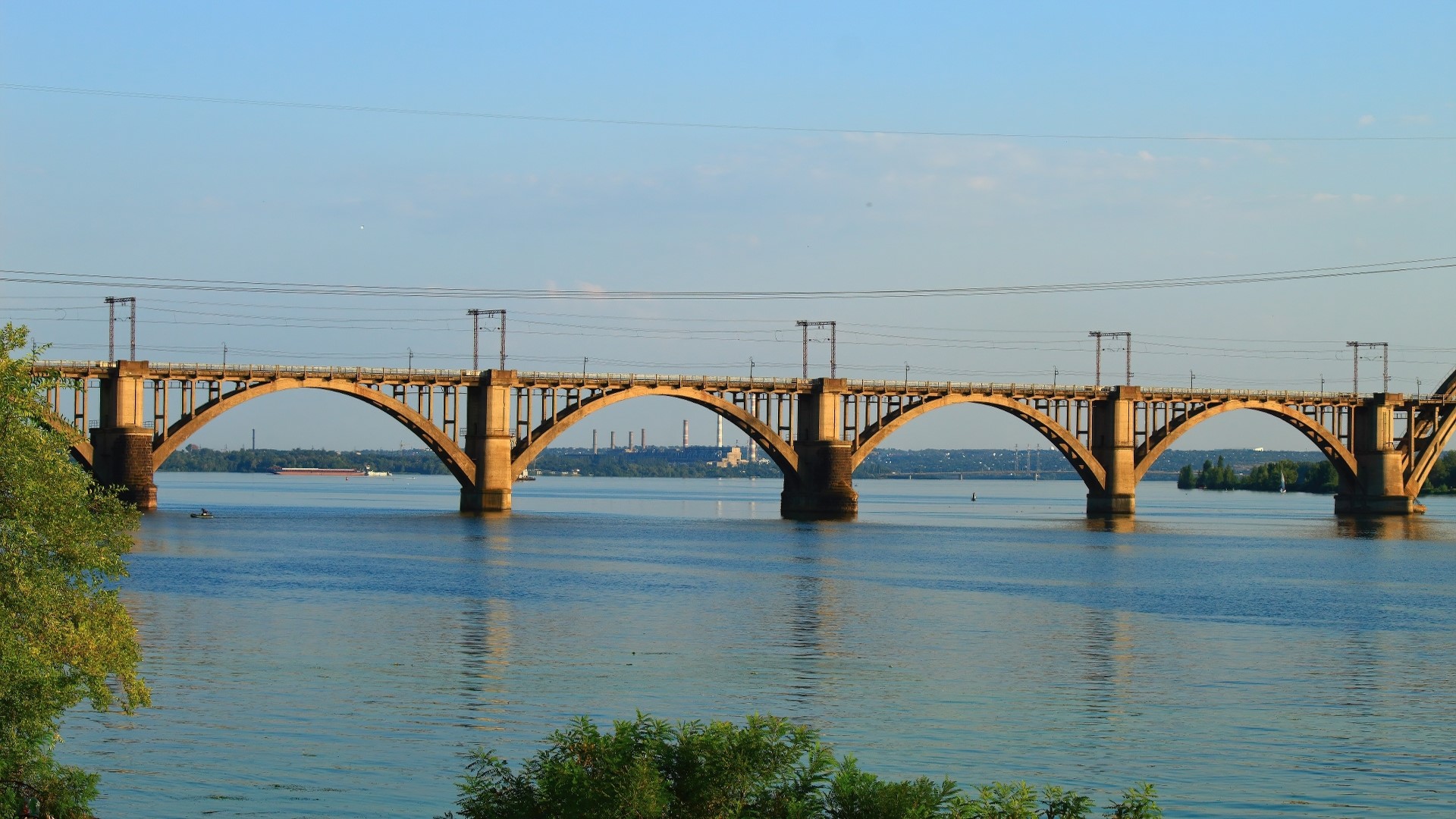 Arched bridge over a wide river HD Wallpaper