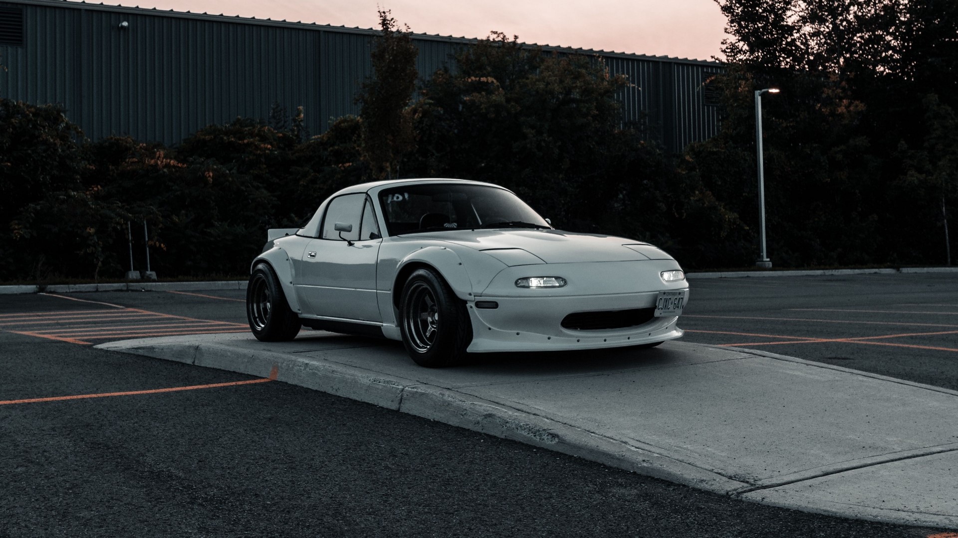 White Mazda Miata sports car HD Wallpaper