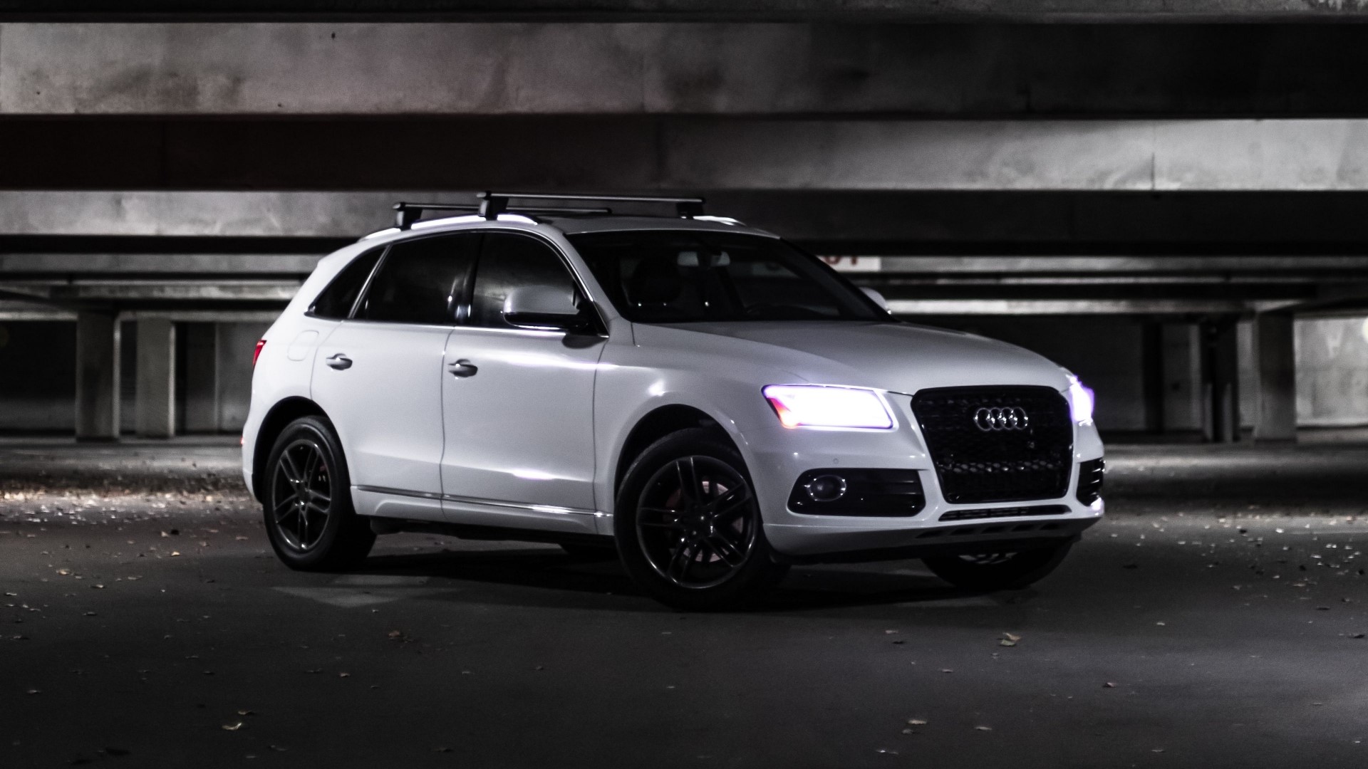 White Audi Q5 with roof rack HD Wallpaper