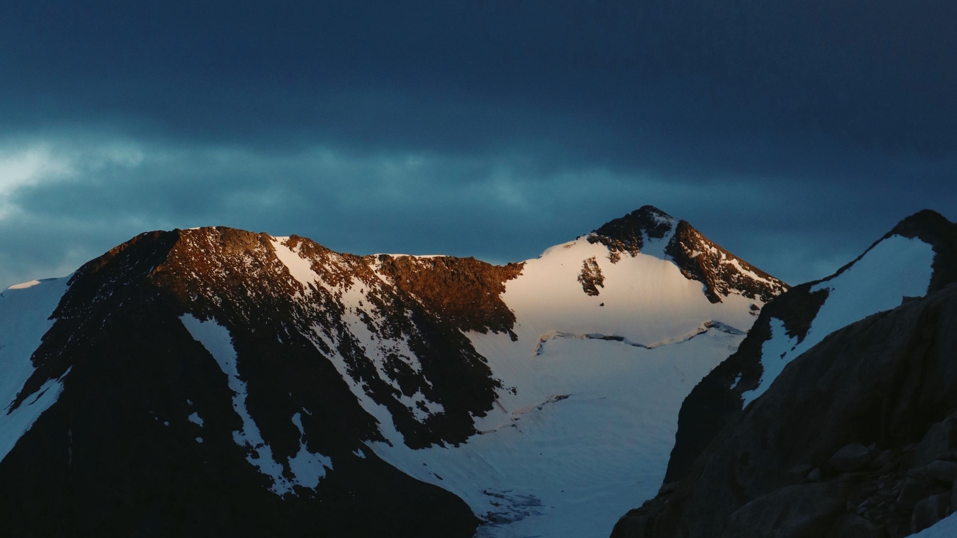 Mountains at sunset HD Wallpaper