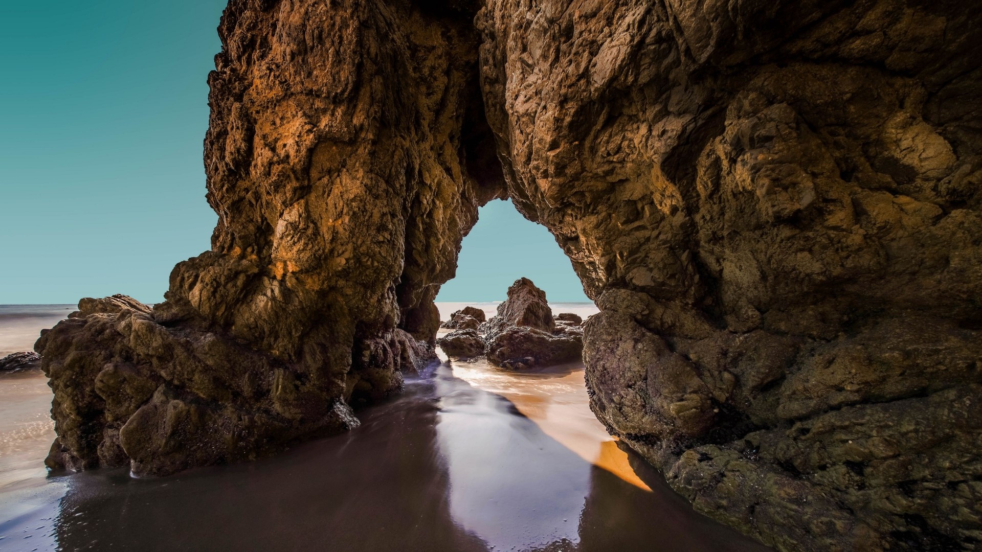 Rock Archway on a Beach with Ocean View HD Wallpaper