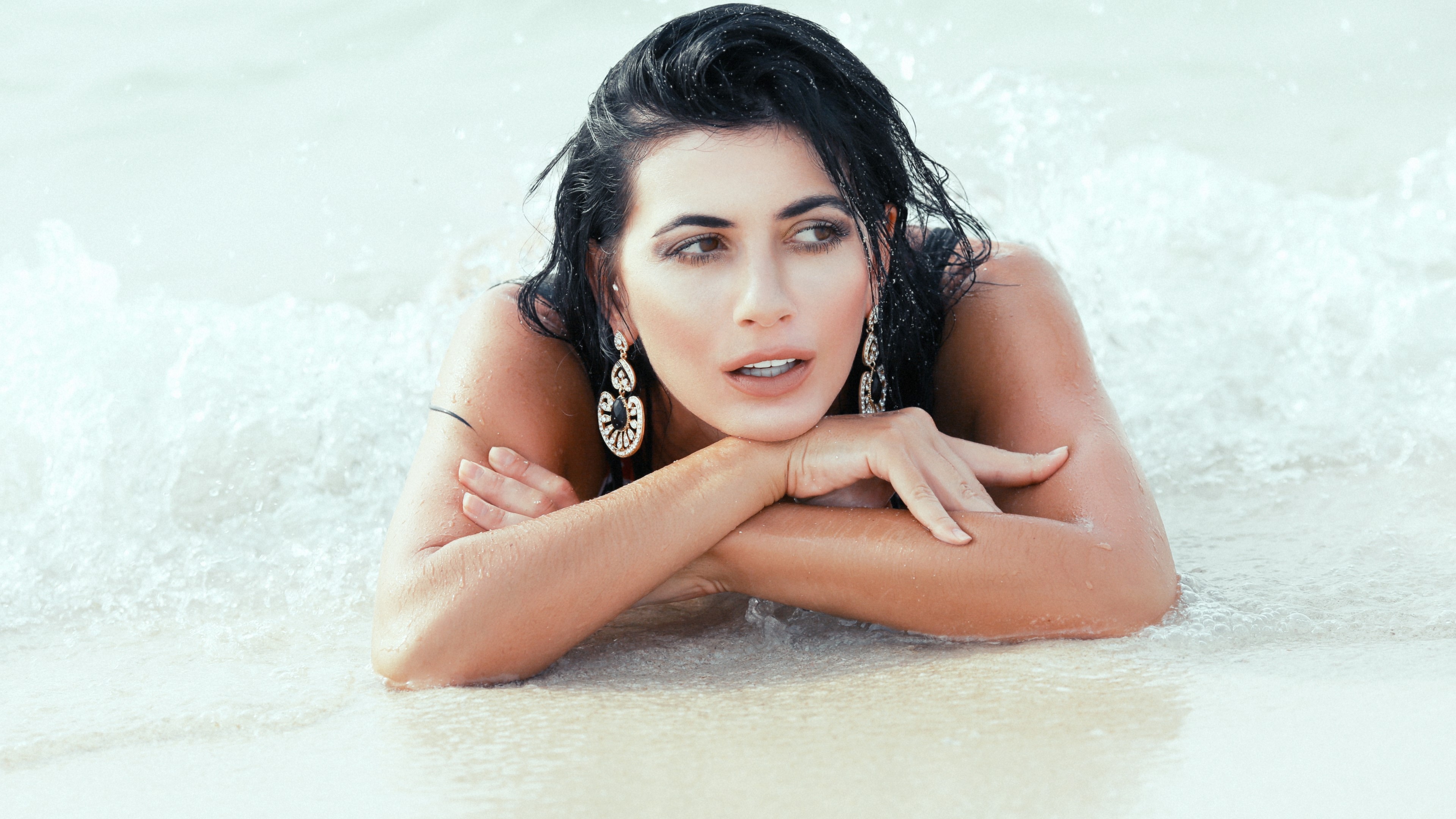 Woman in the ocean HD Wallpaper