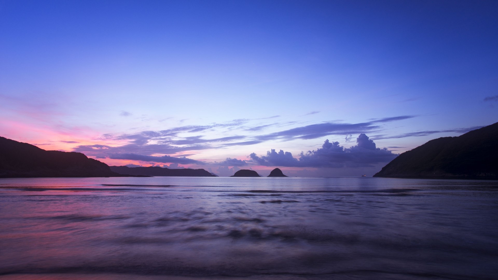 Ocean and mountains at dusk HD Wallpaper