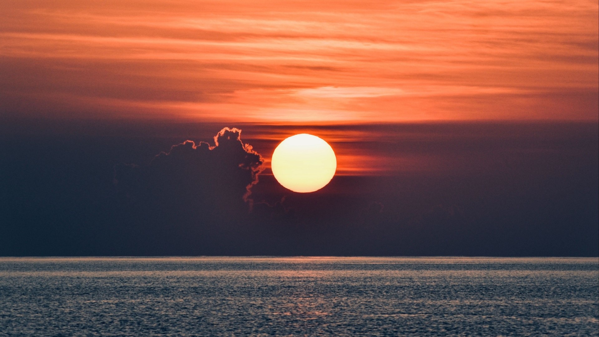 Sunset over the ocean with clouds HD Wallpaper