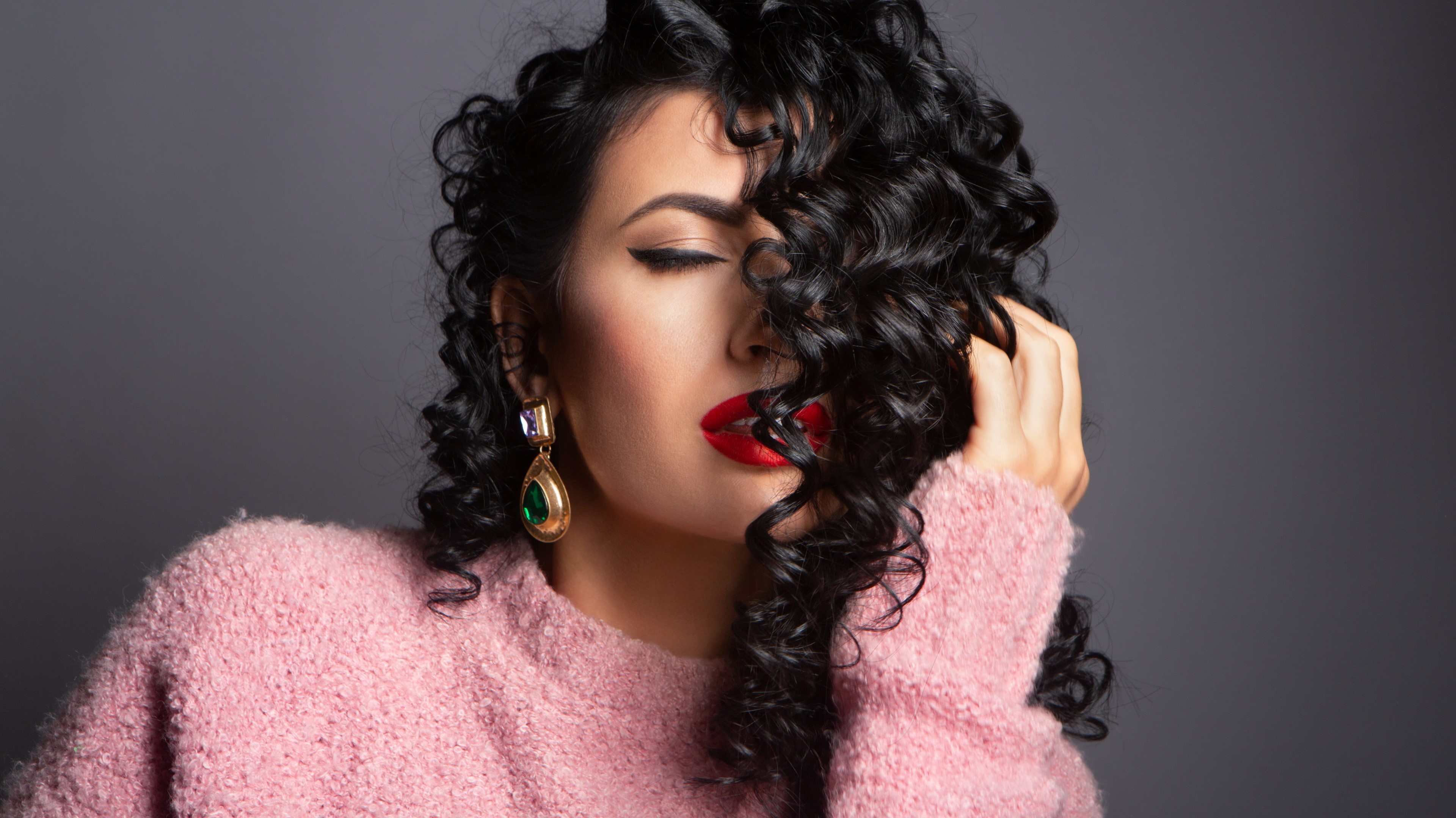 Woman with curly hair and red lipstick HD Wallpaper