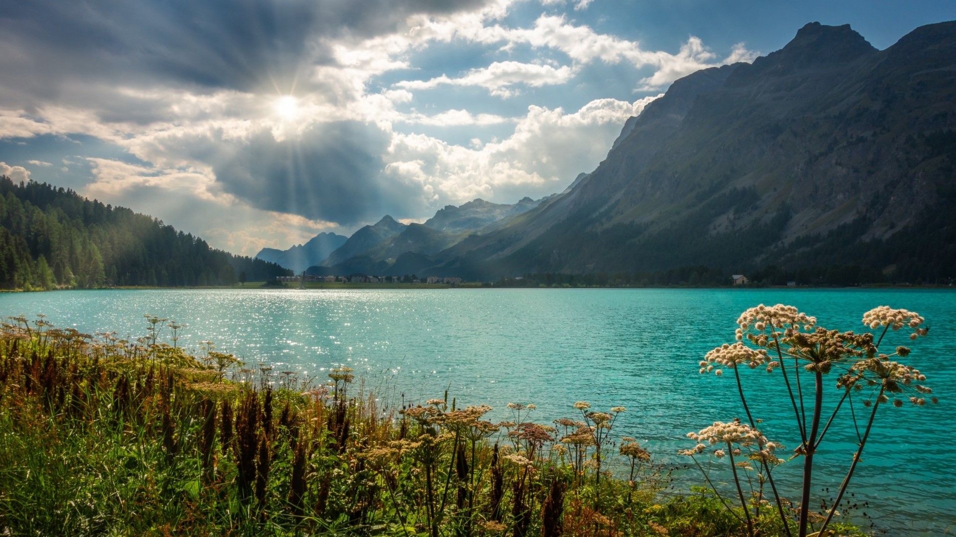 Turquoise lake with mountains and sunbeams HD Wallpaper