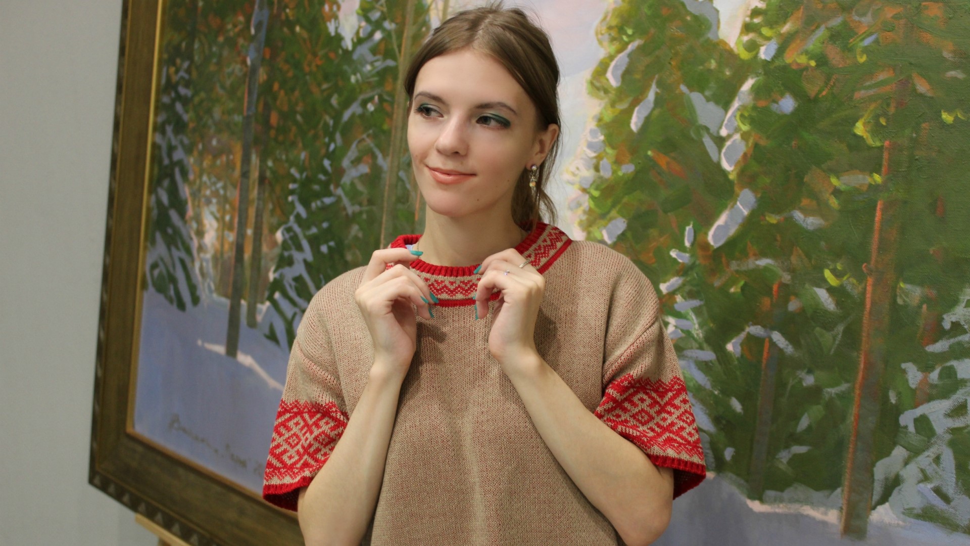 Woman in traditional clothing in front of a painting HD Wallpaper