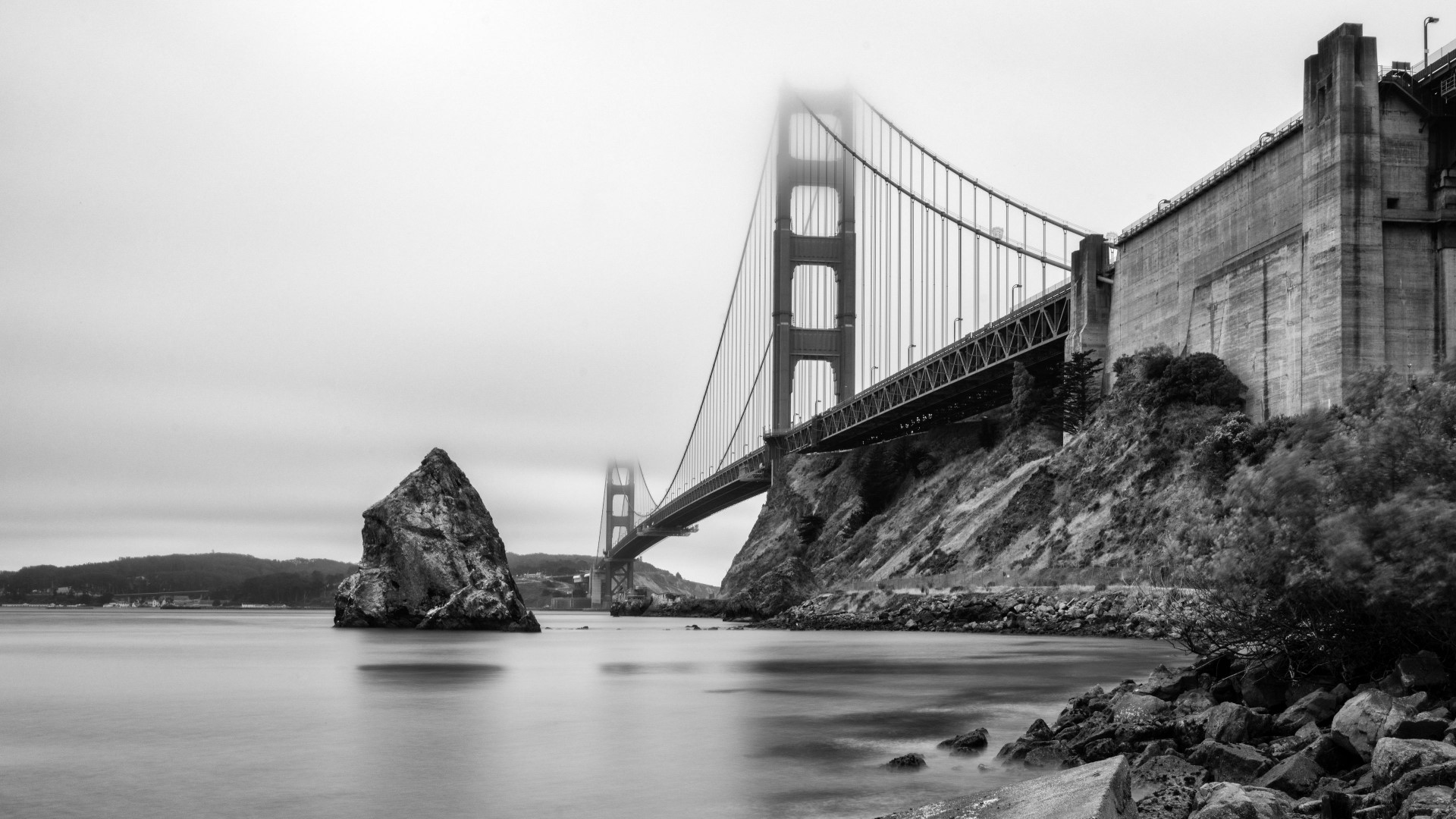 Golden Gate Bridge in Fog HD Wallpaper