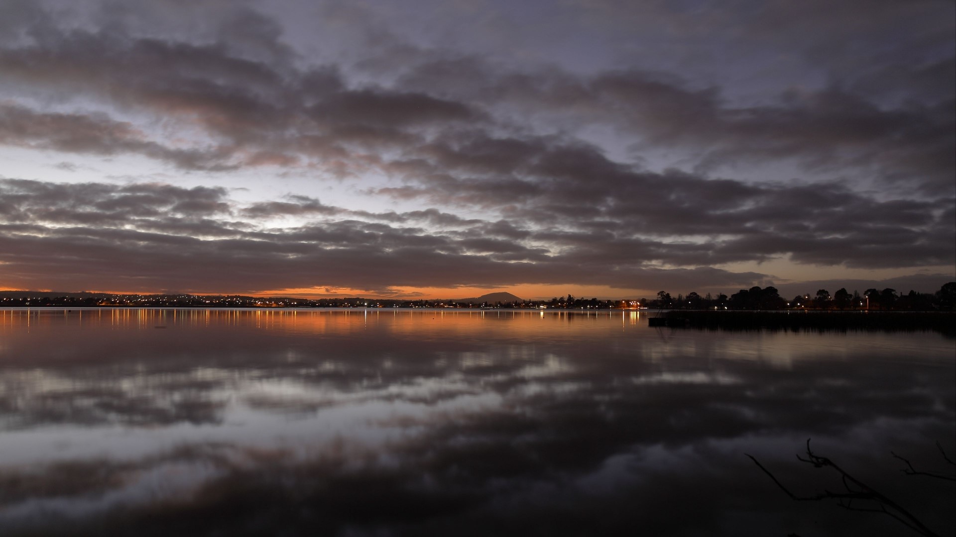 Water reflection at dusk HD Wallpaper