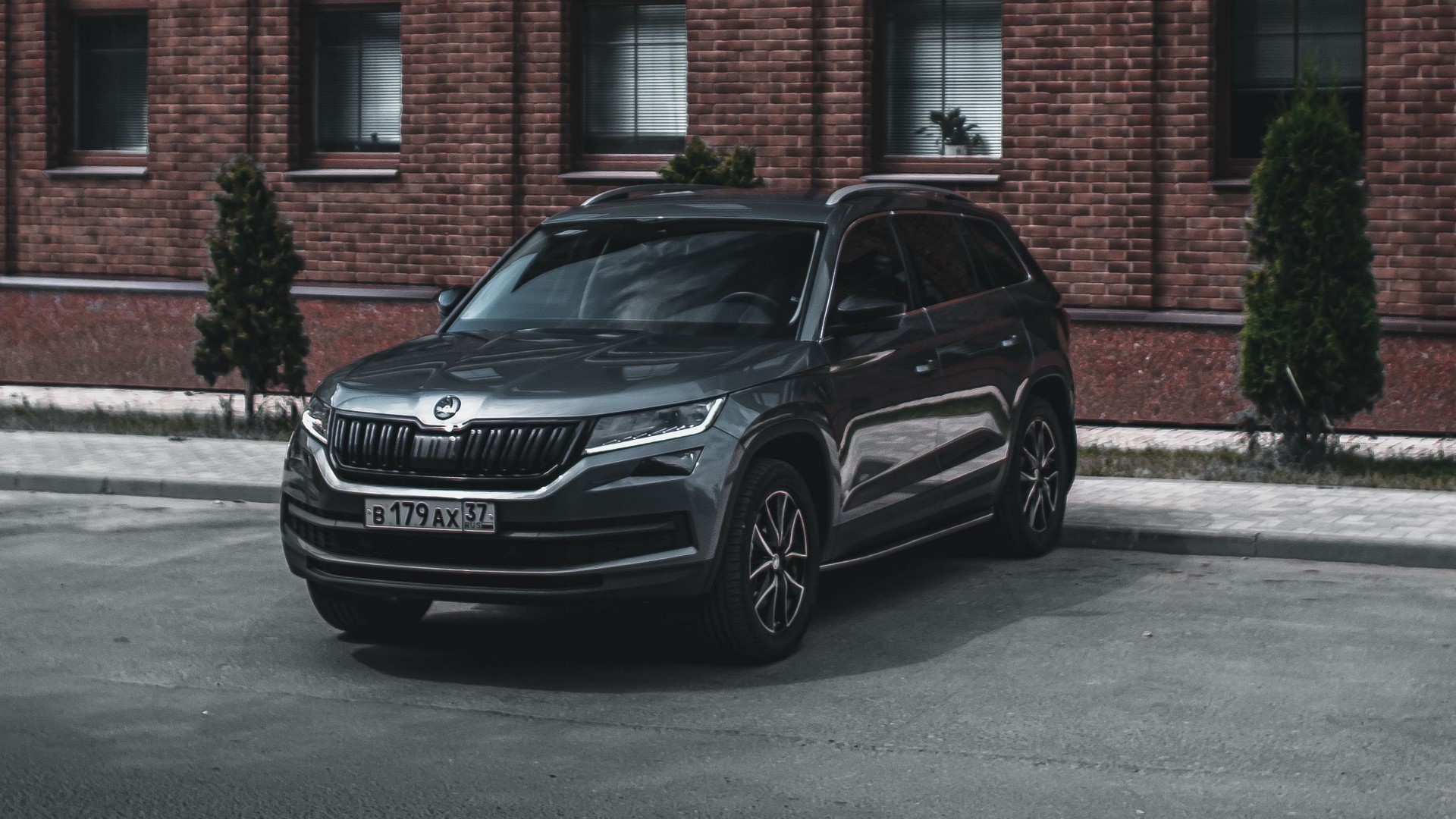 Skoda Kodiaq parked in front of a brick building HD Wallpaper