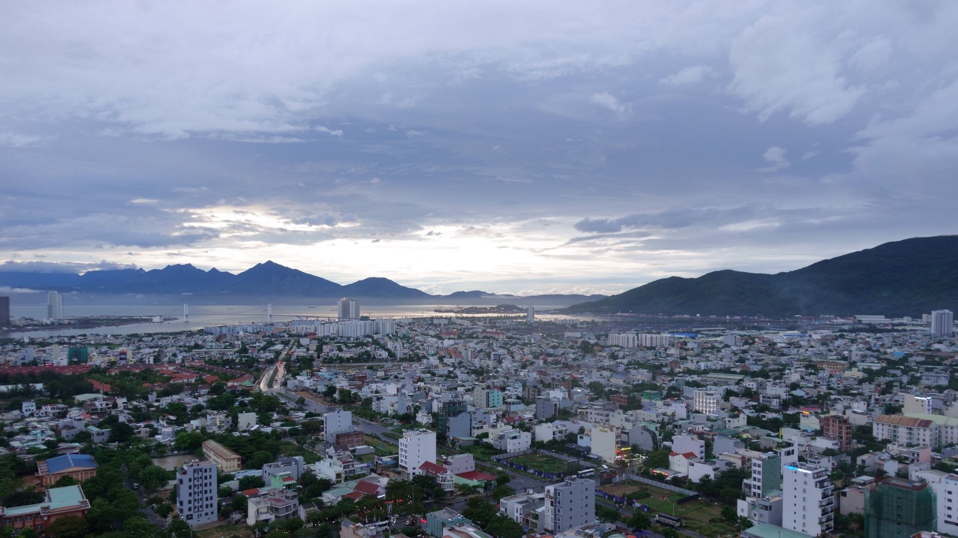 Urban landscape with mountains and sea HD Wallpaper