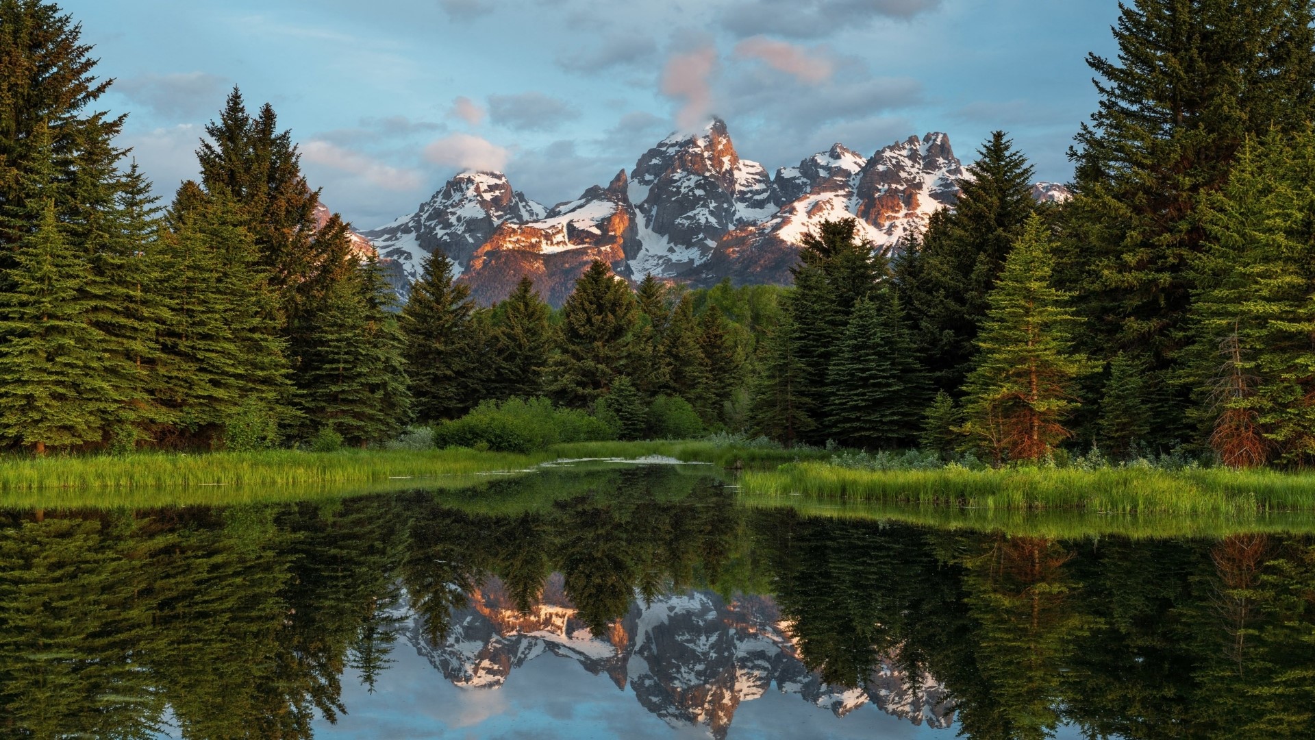 Grand Teton Mountains reflected in a calm lake HD Wallpaper