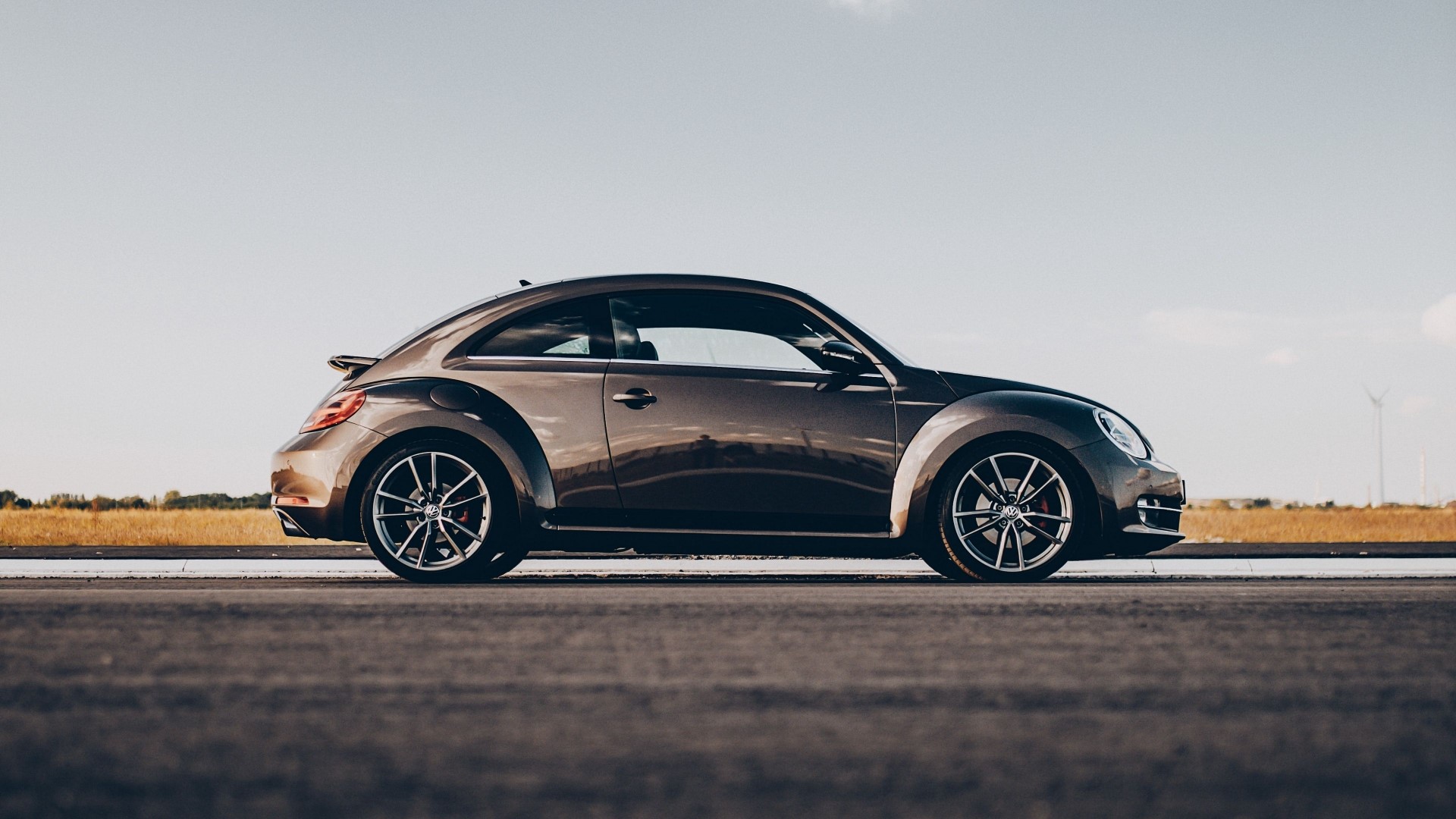 Volkswagen Beetle parked on asphalt HD Wallpaper