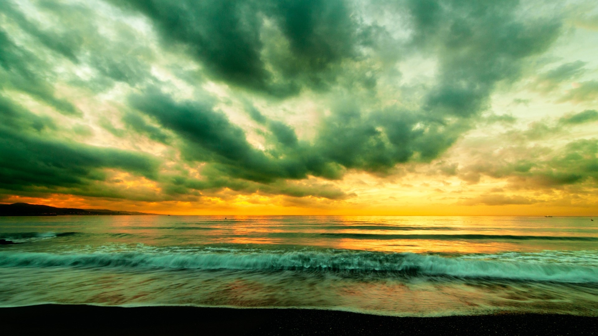 Dramatic Sunrise Over Ocean Waves HD Wallpaper
