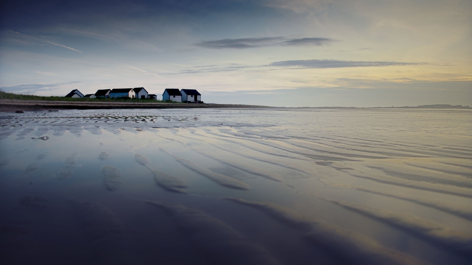 Beach houses at low tide HD Wallpaper