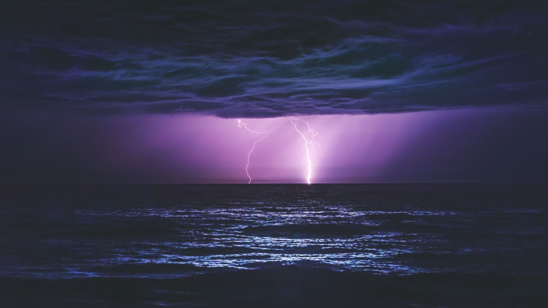 Lightning strikes the ocean during a storm HD Wallpaper
