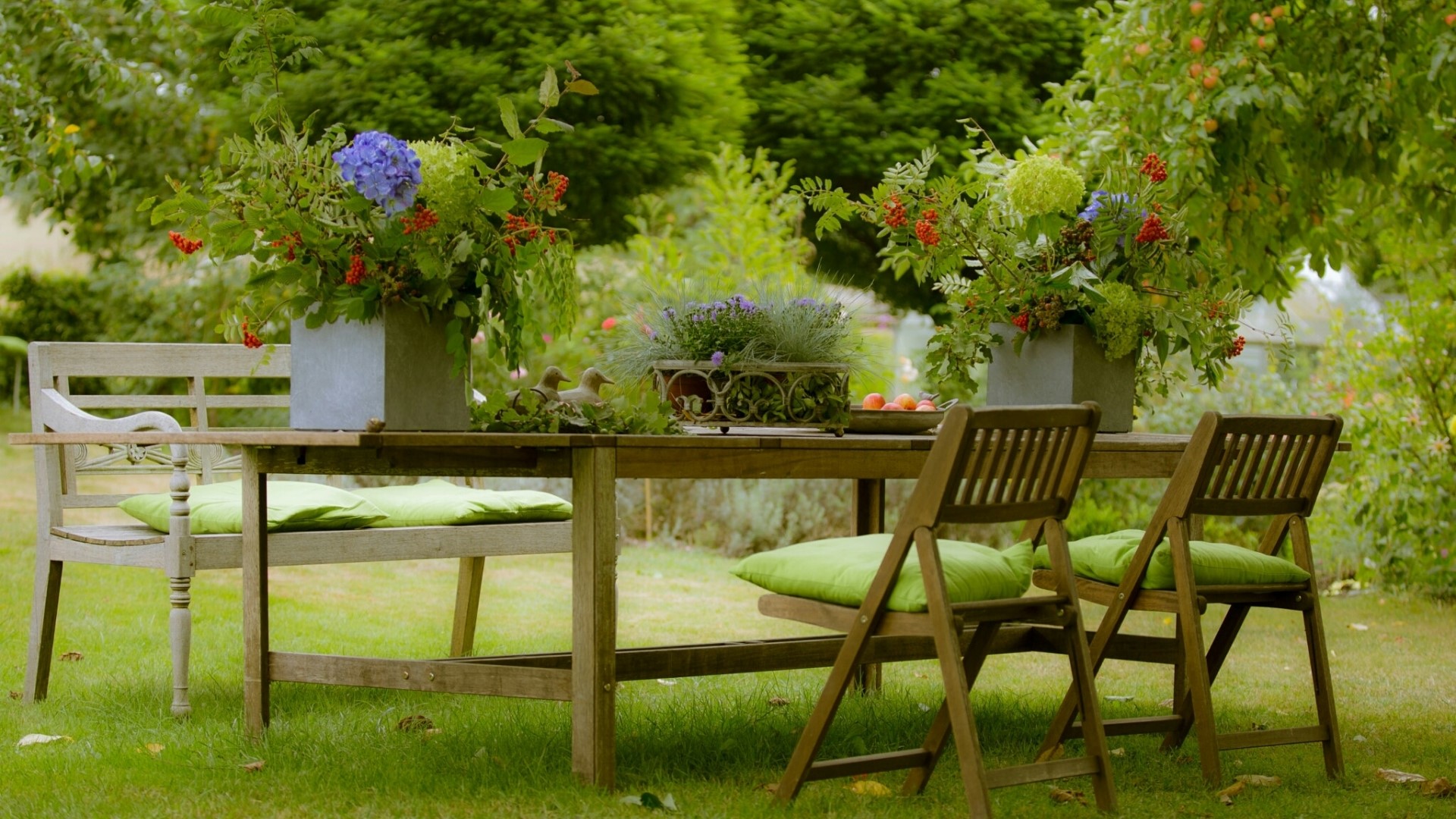 Garden table and chairs with floral arrangements HD Wallpaper