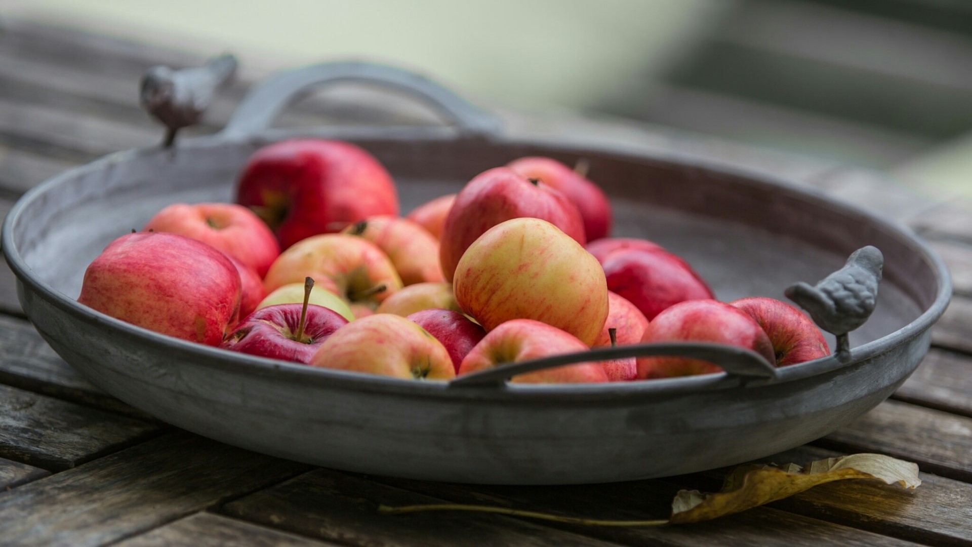 Apples in a decorative tray HD Wallpaper